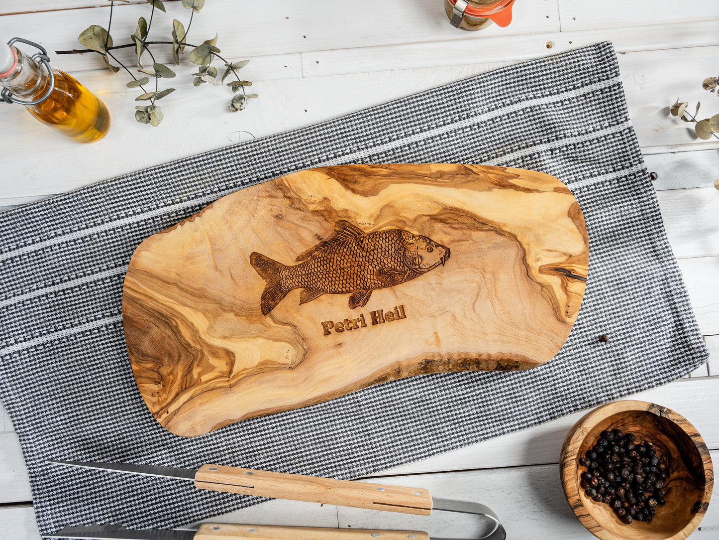 Personalisiertes Anglergeschenk, Schneidebrett mit Gravur, Anglermotiv, Petri Heil - Stilvoll. Individuell. Unvergesslich.