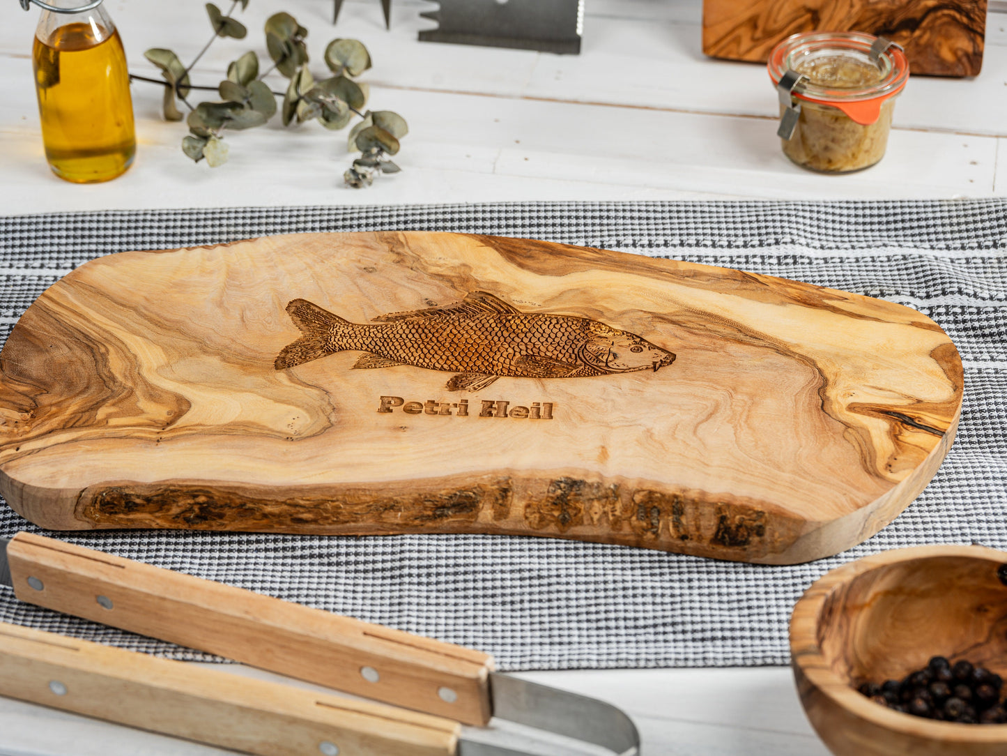 Personalisiertes Anglergeschenk, Schneidebrett mit Gravur, Anglermotiv, Petri Heil - Stilvoll. Individuell. Unvergesslich.