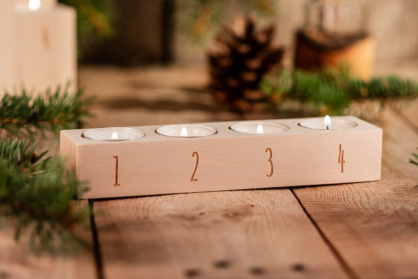 Schlichter Adventskranz aus Holz, 4er Set Kerzenhalter Nordic Style, Teelichthalter graviert, Kerzenständer Buchenholz, Weihnachtskerzen