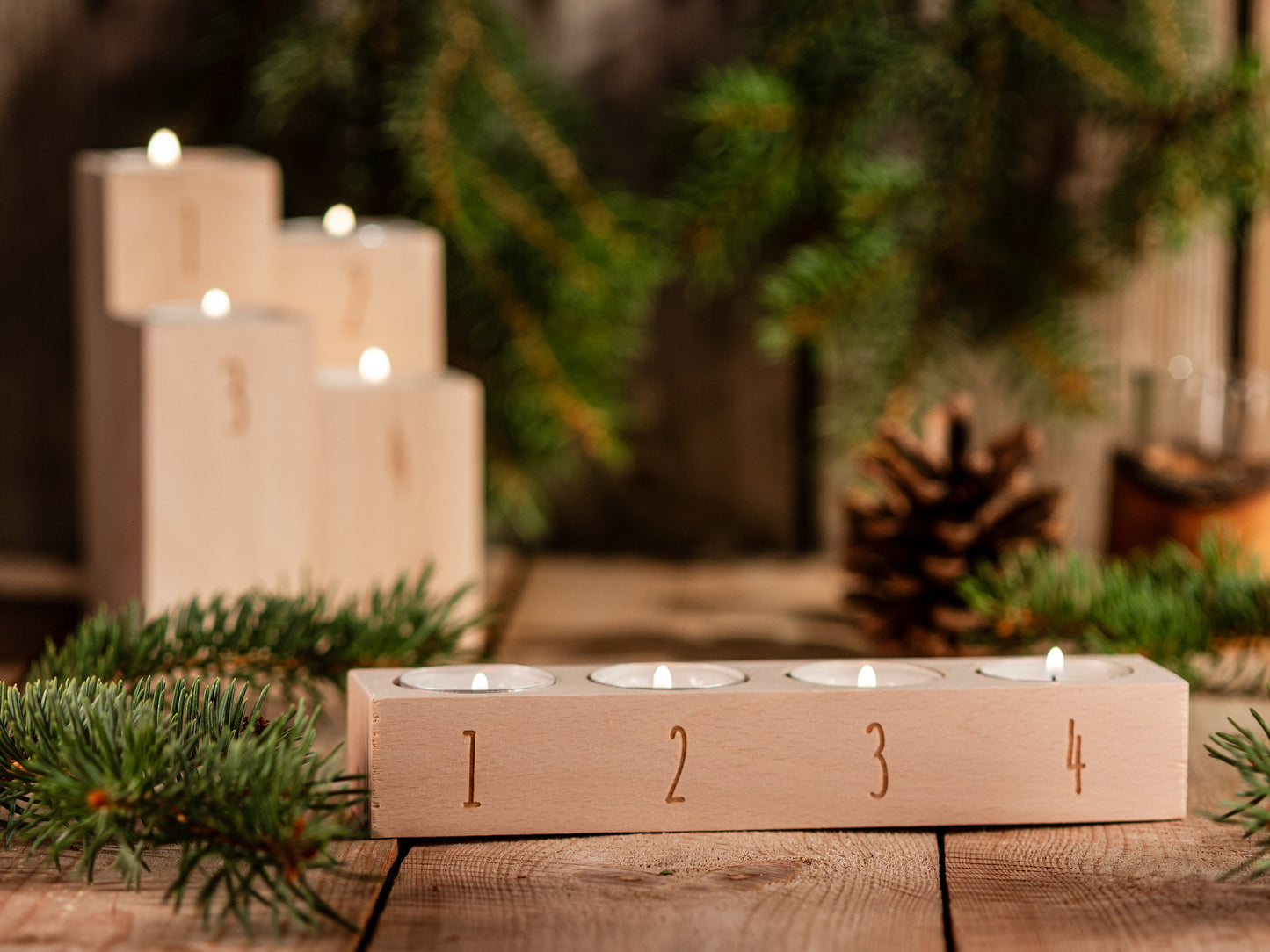Schlichter Adventskranz aus Holz, 4er Set Kerzenhalter Nordic Style, Teelichthalter graviert, Kerzenständer Buchenholz, Weihnachtskerzen