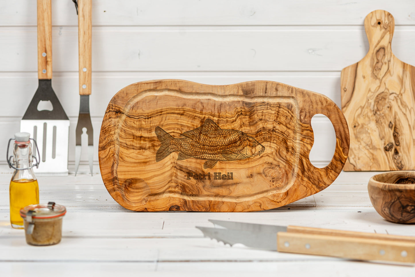 Personalisiertes Anglergeschenk, Schneidebrett mit Gravur, Anglermotiv, Petri Heil - Stilvoll. Individuell. Unvergesslich.