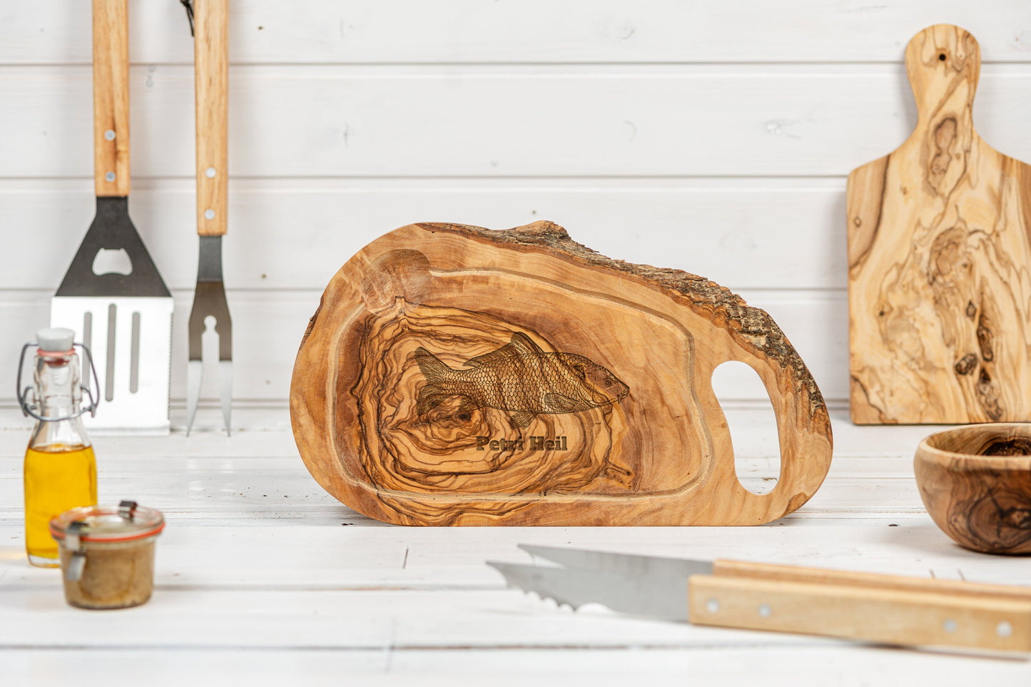 Personalisiertes Anglergeschenk, Schneidebrett mit Gravur, Anglermotiv, Petri Heil - Stilvoll. Individuell. Unvergesslich.