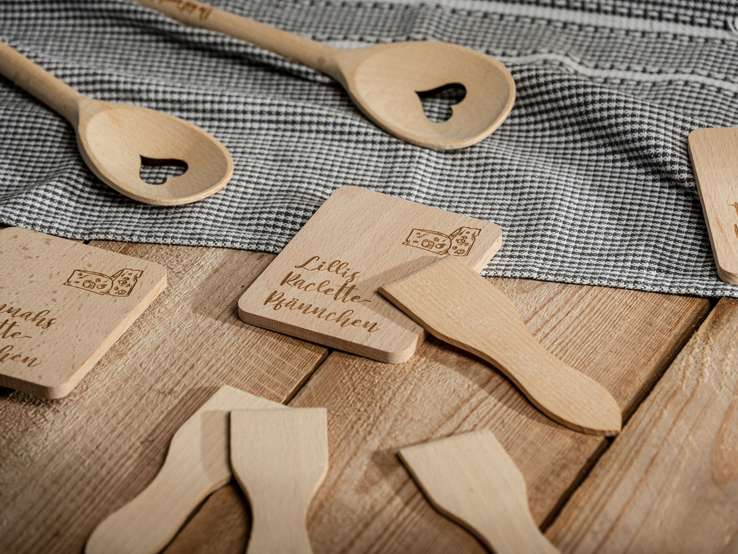 Set Raclette Brettchen + Schaber, personalisiert, Wunschnamen, Raclette-Untersetzer aus Holz, Namensgravur, Raclette, Racletteuntersetzer