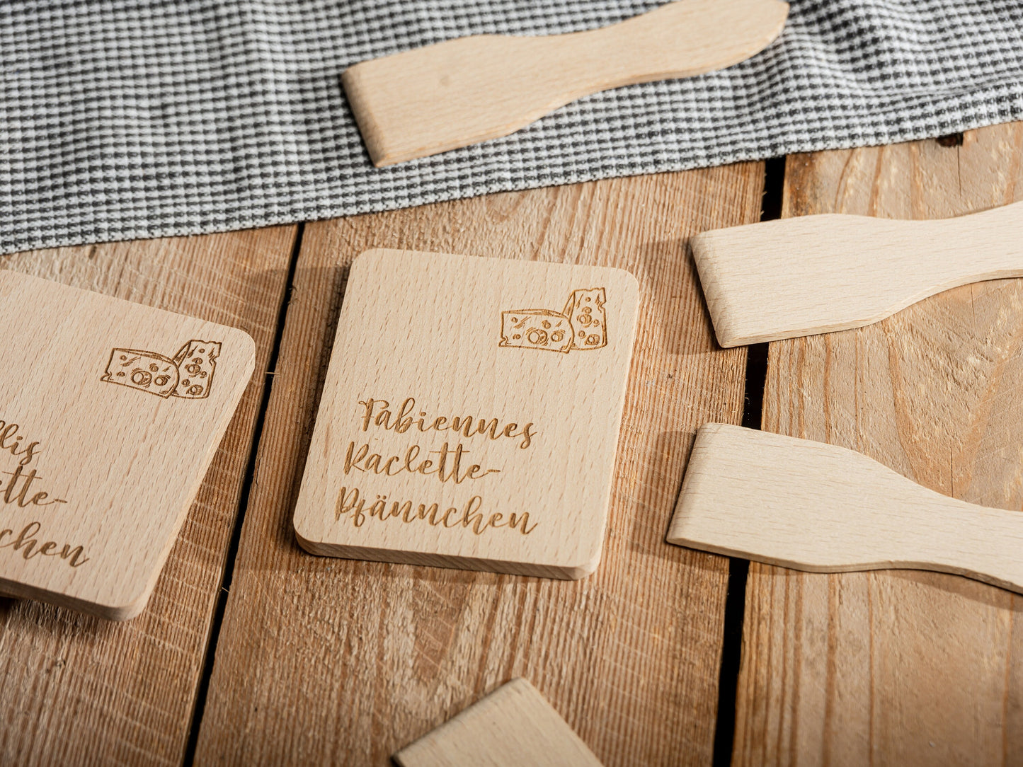 Set Raclette Brettchen + Schaber, personalisiert, Wunschnamen, Raclette-Untersetzer aus Holz, Namensgravur, Raclette, Racletteuntersetzer