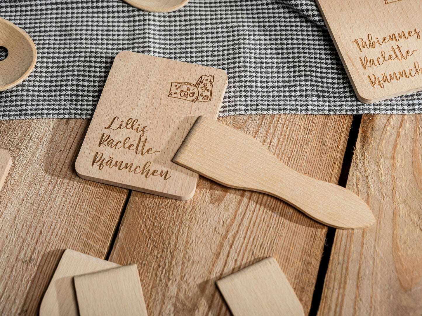 Set Raclette Brettchen + Schaber, personalisiert, Wunschnamen, Raclette-Untersetzer aus Holz, Namensgravur, Raclette, Racletteuntersetzer