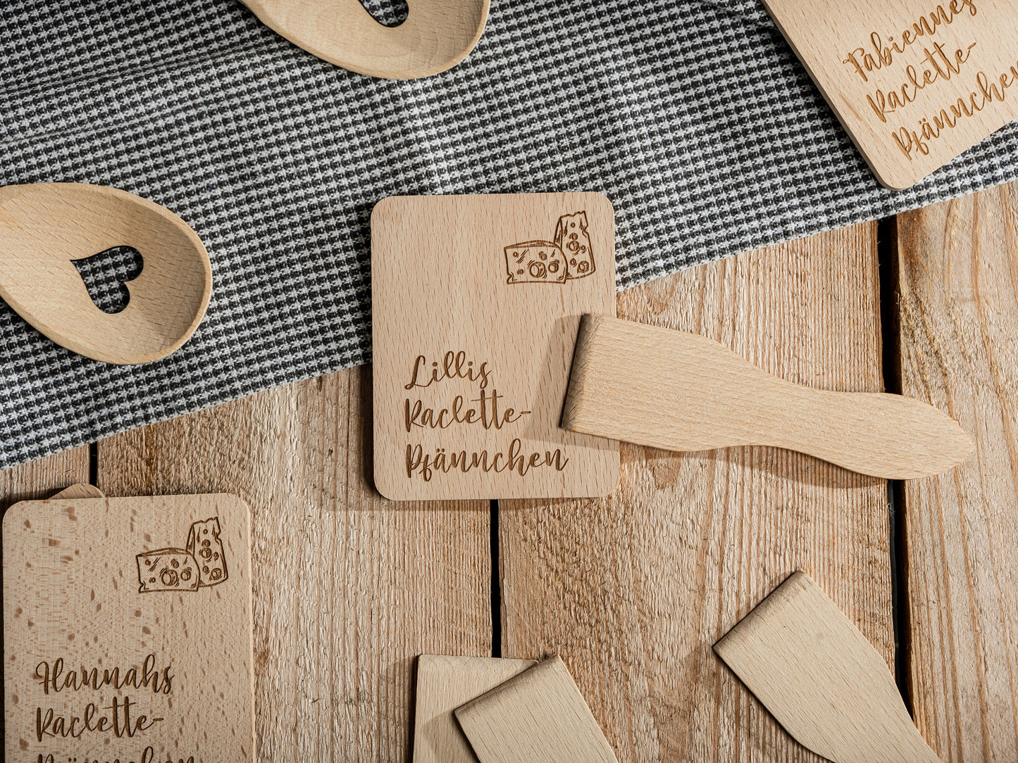 Set Raclette Brettchen + Schaber, personalisiert, Wunschnamen, Raclette-Untersetzer aus Holz, Namensgravur, Raclette, Racletteuntersetzer