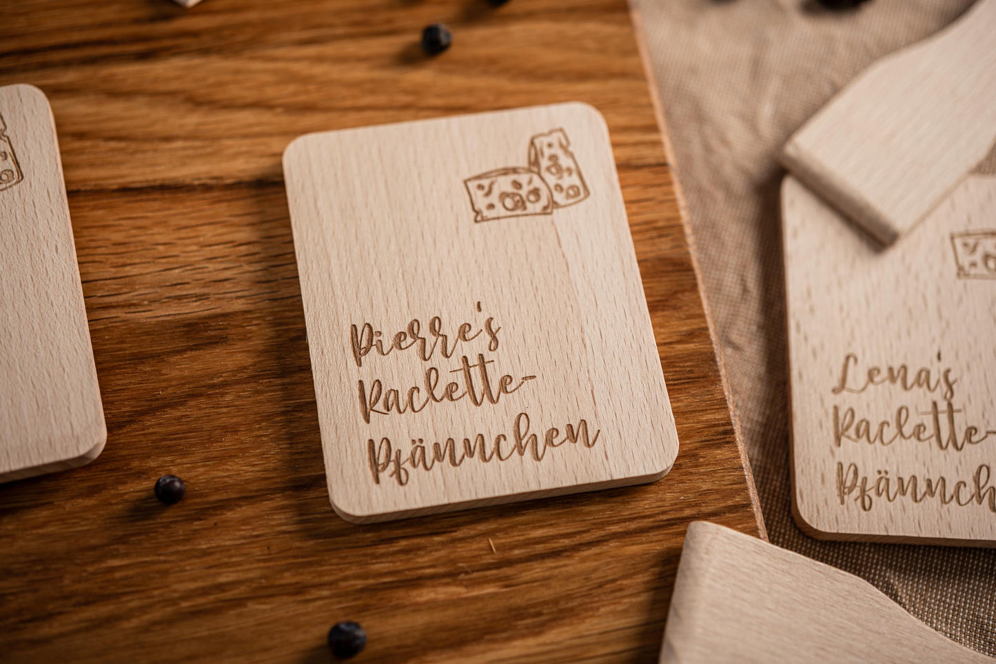 Set Raclette Brettchen + Schaber, personalisiert, Wunschnamen, Raclette-Untersetzer aus Holz, Namensgravur, Raclette, Racletteuntersetzer