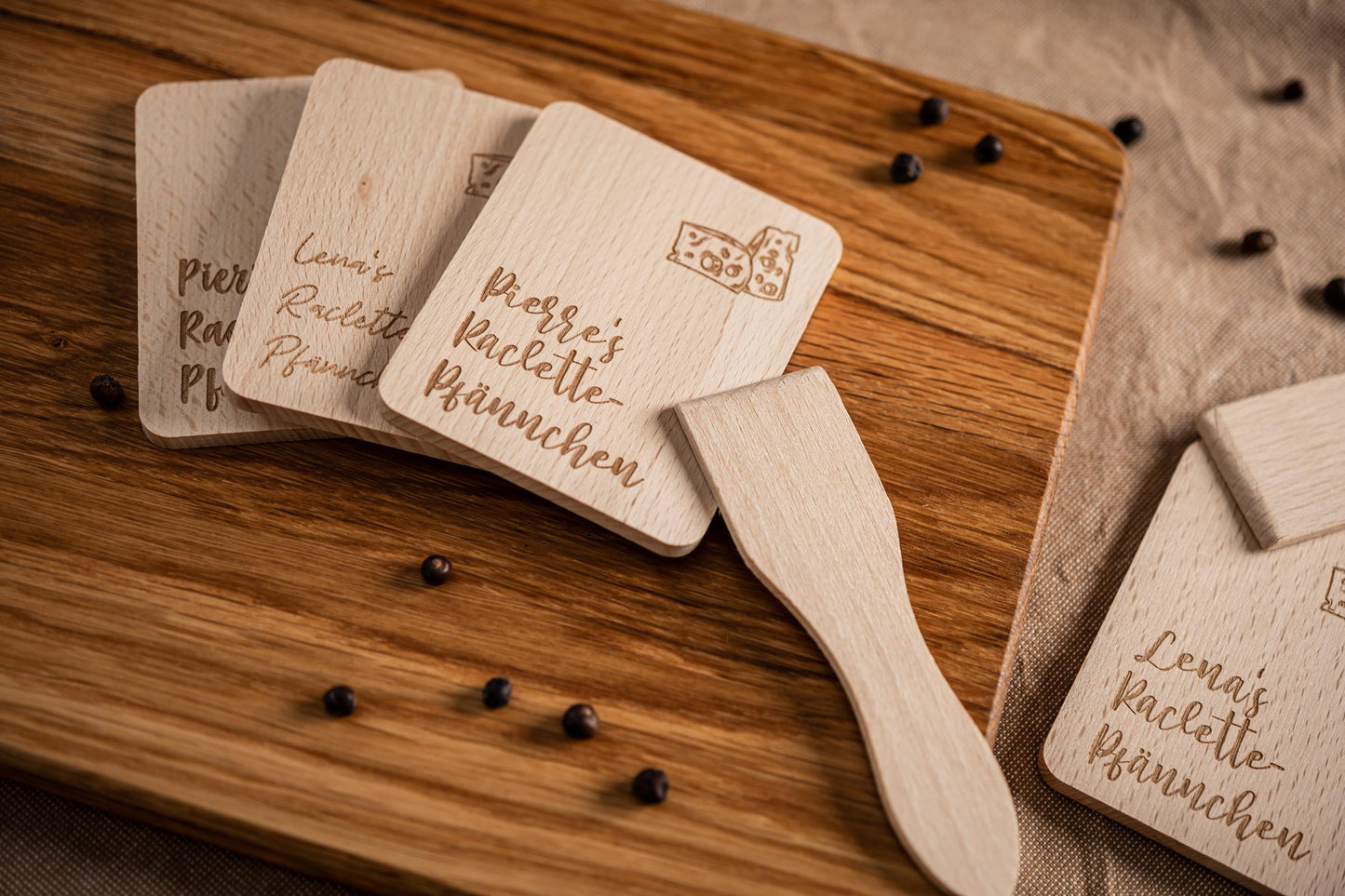 Set Raclette Brettchen + Schaber, personalisiert, Wunschnamen, Raclette-Untersetzer aus Holz, Namensgravur, Raclette, Racletteuntersetzer