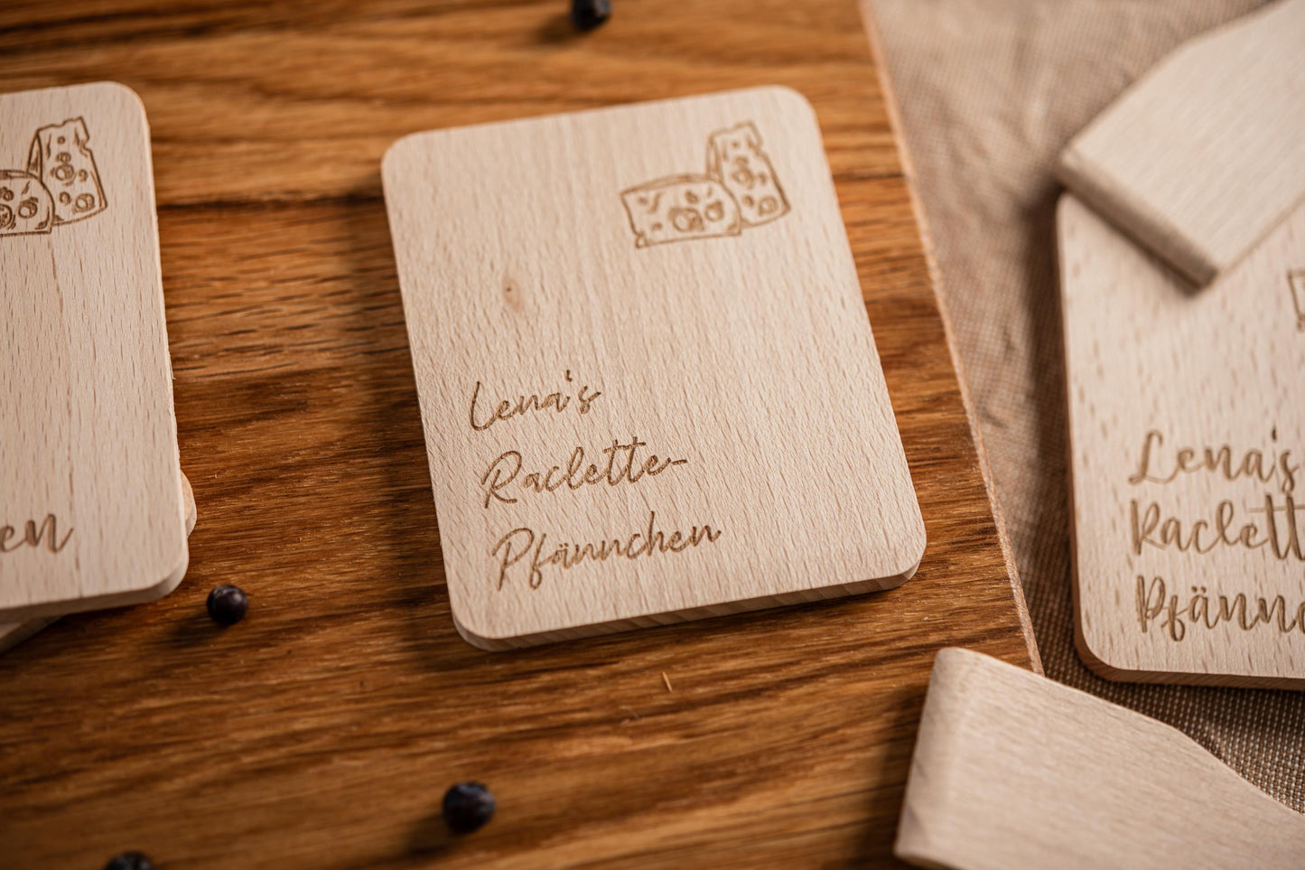 Set Raclette Brettchen + Schaber, personalisiert, Wunschnamen, Raclette-Untersetzer aus Holz, Namensgravur, Raclette, Racletteuntersetzer