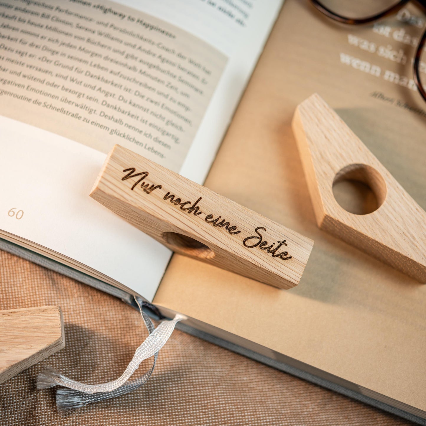 Lesehilfe, Buchhalter, Buchseitenhalter, Lesen, Geschenk, Buchhalter, Seitenhalter, Lesezeichen Eichenholz, Leseratten, personalisierbar