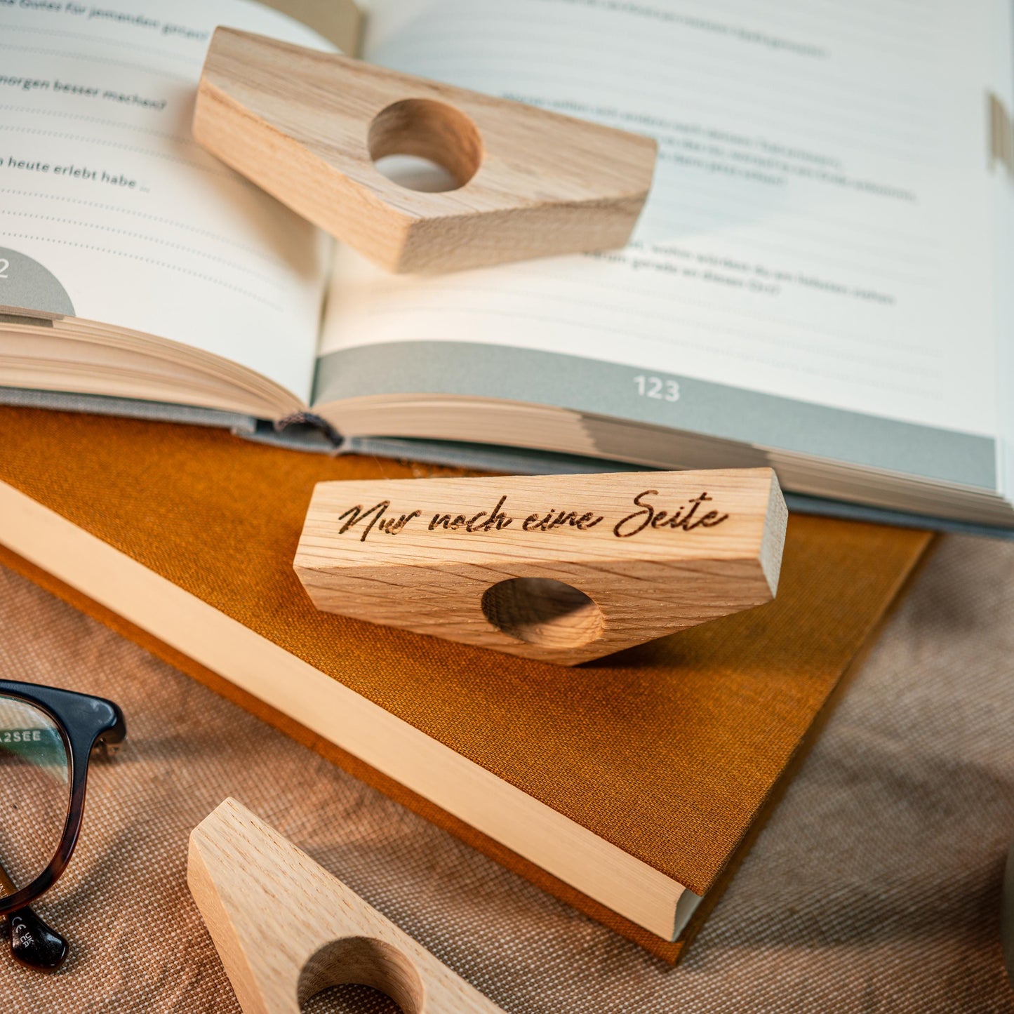 Lesehilfe, Buchhalter, Buchseitenhalter, Lesen, Geschenk, Buchhalter, Seitenhalter, Lesezeichen Eichenholz, Leseratten, personalisierbar