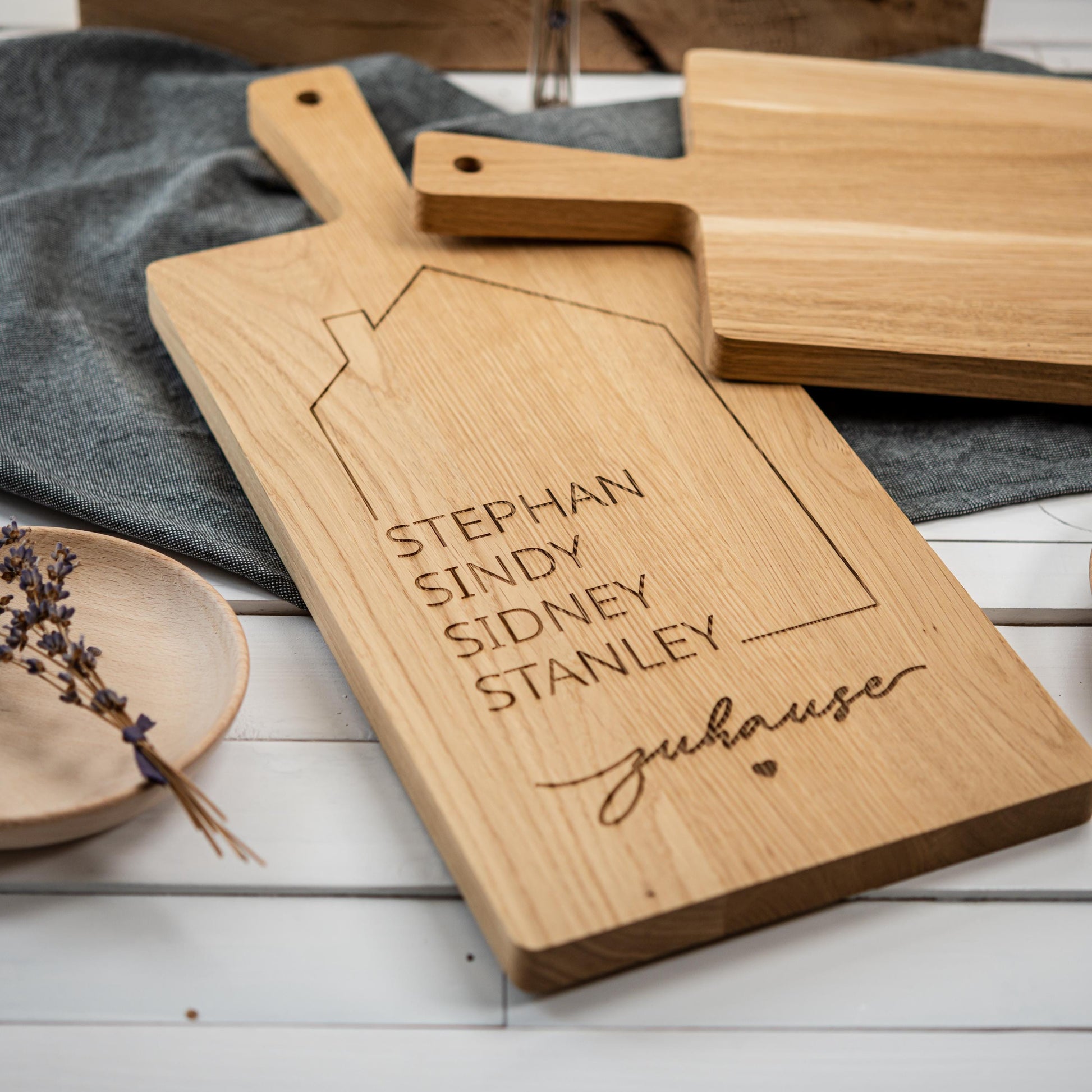 Schneidebrett HAUS, Familiennamen, Zuhause, Schneidebrett personalisiert, Geschenk Einzug, Hausbau, Richtfest, Einzugsgeschenk, Hochzeit