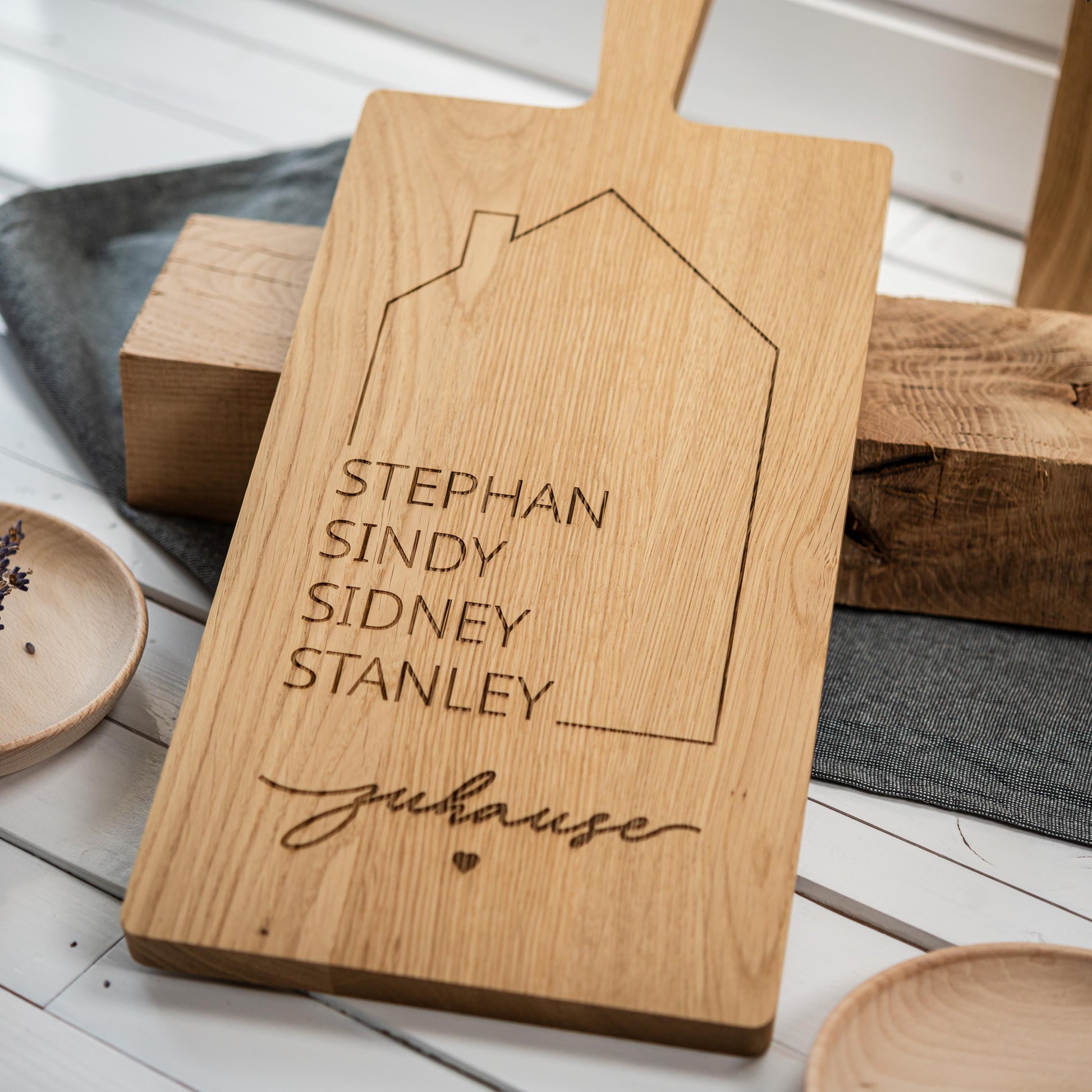 Schneidebrett HAUS, Familiennamen, Zuhause, Schneidebrett personalisiert, Geschenk Einzug, Hausbau, Richtfest, Einzugsgeschenk, Hochzeit