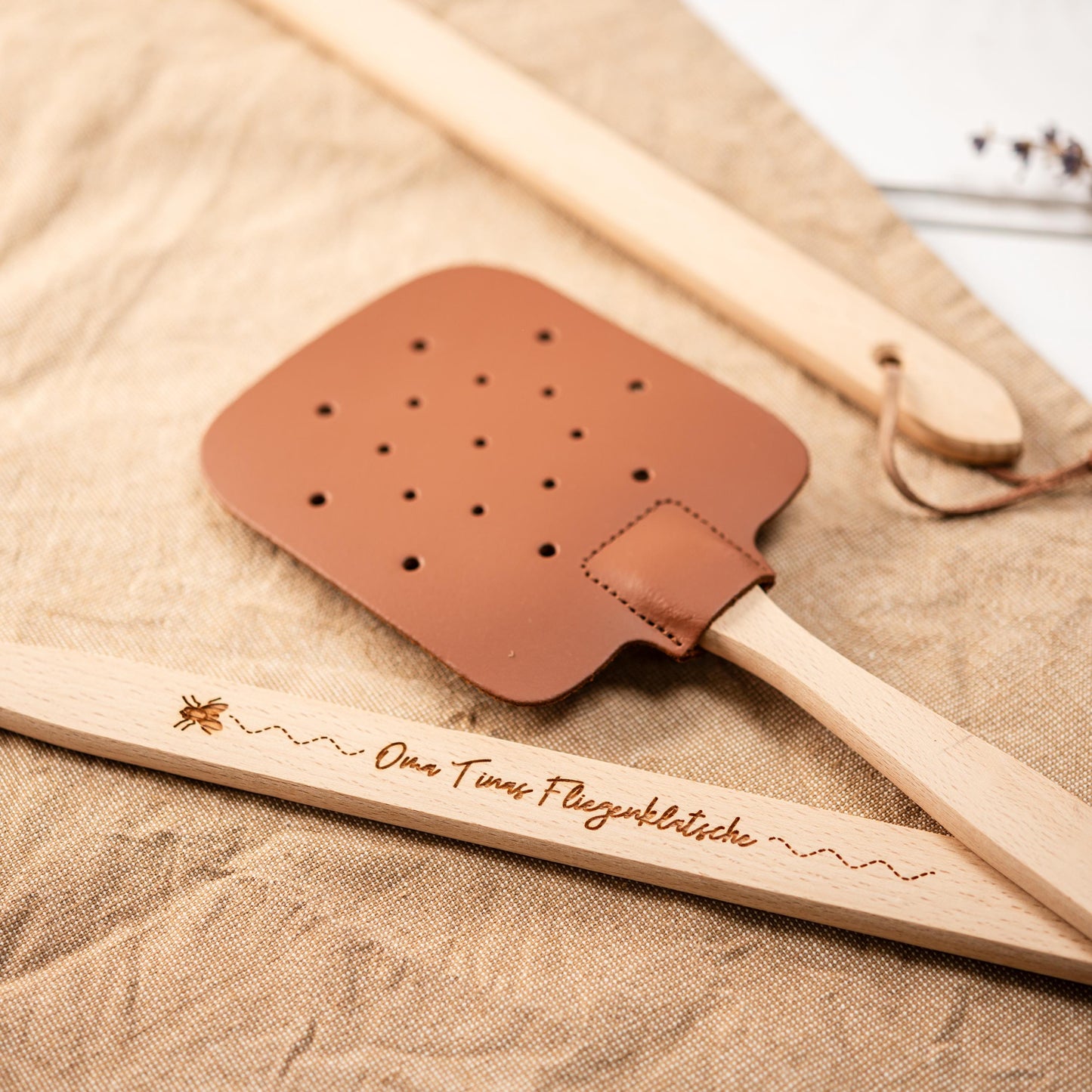 Fliegenklatsche personalisiert, Fliegenschutz, Klatsche gegen Fliegen, Fliegenklatsche mit Wunschtext, Geschenk, Rentner, Garten, Camper