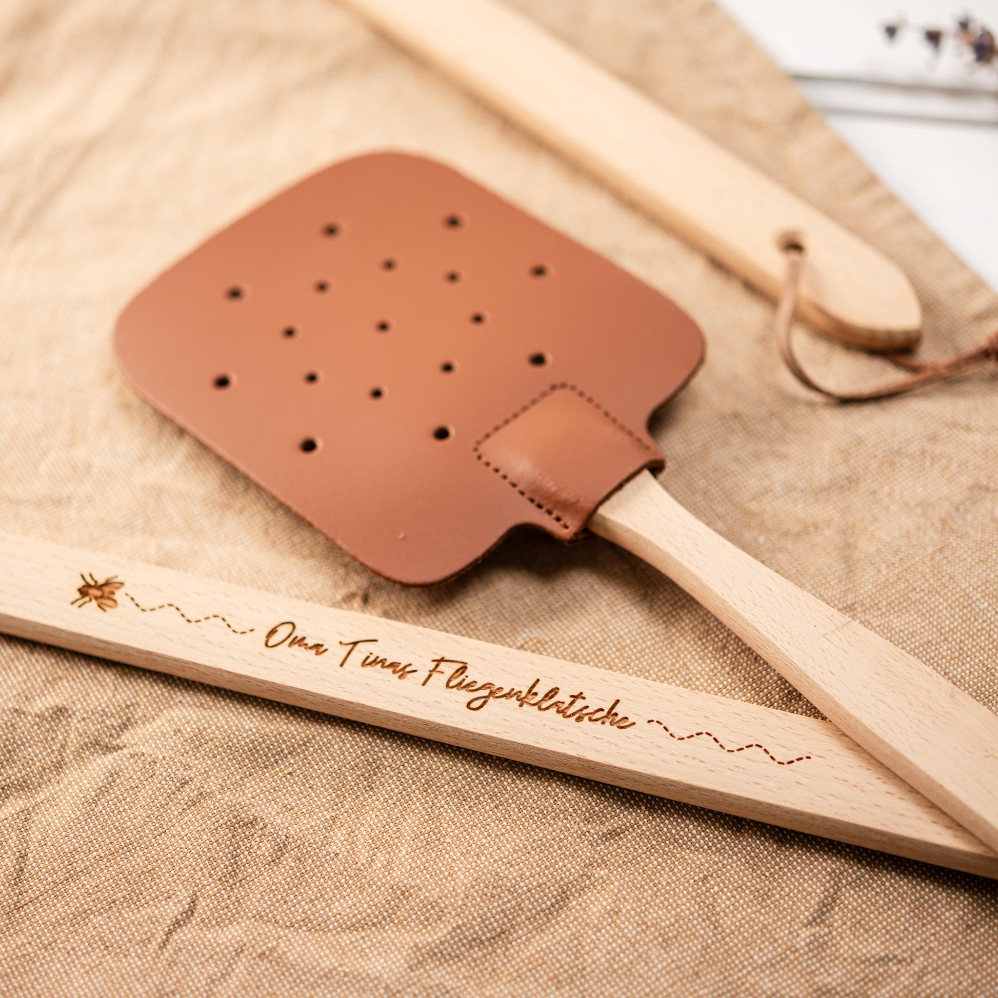 Fliegenklatsche personalisiert, Fliegenschutz, Klatsche gegen Fliegen, Fliegenklatsche mit Wunschtext, Geschenk, Rentner, Garten, Camper