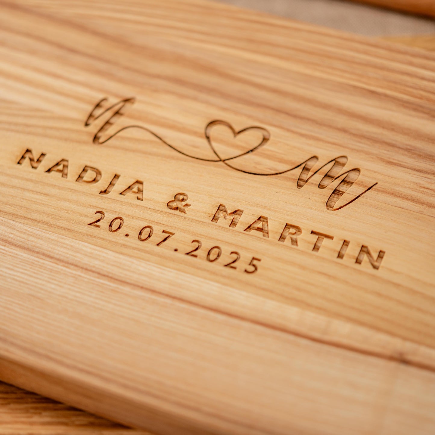 Personalisiertes Schneidebrett mit Herz & Namen, Holzbrett personalisiert zur Hochzeit, Hochzeitsgeschenk Hölzerne Hochzeit, Polterabend