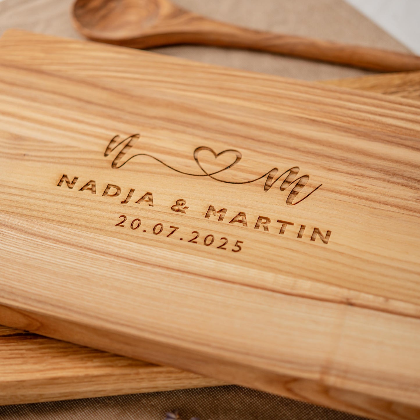 Personalisiertes Schneidebrett mit Herz & Namen, Holzbrett personalisiert zur Hochzeit, Hochzeitsgeschenk Hölzerne Hochzeit, Polterabend