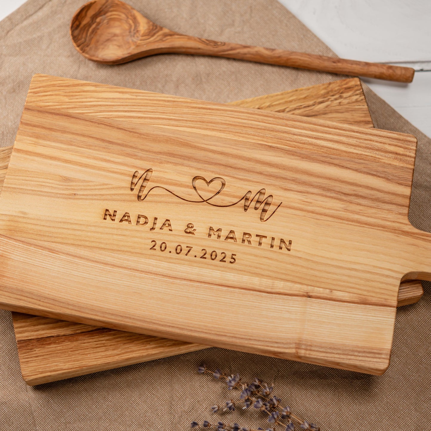 Personalisiertes Schneidebrett mit Herz & Namen, Holzbrett personalisiert zur Hochzeit, Hochzeitsgeschenk Hölzerne Hochzeit, Polterabend