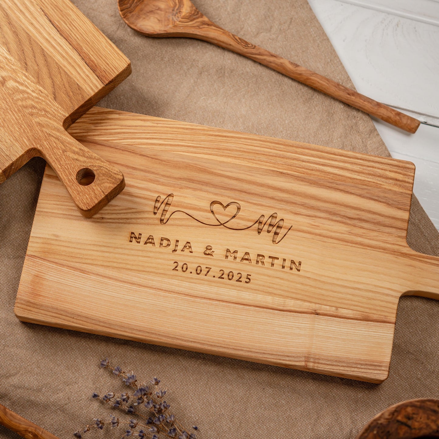Personalisiertes Schneidebrett mit Herz & Namen, Holzbrett personalisiert zur Hochzeit, Hochzeitsgeschenk Hölzerne Hochzeit, Polterabend