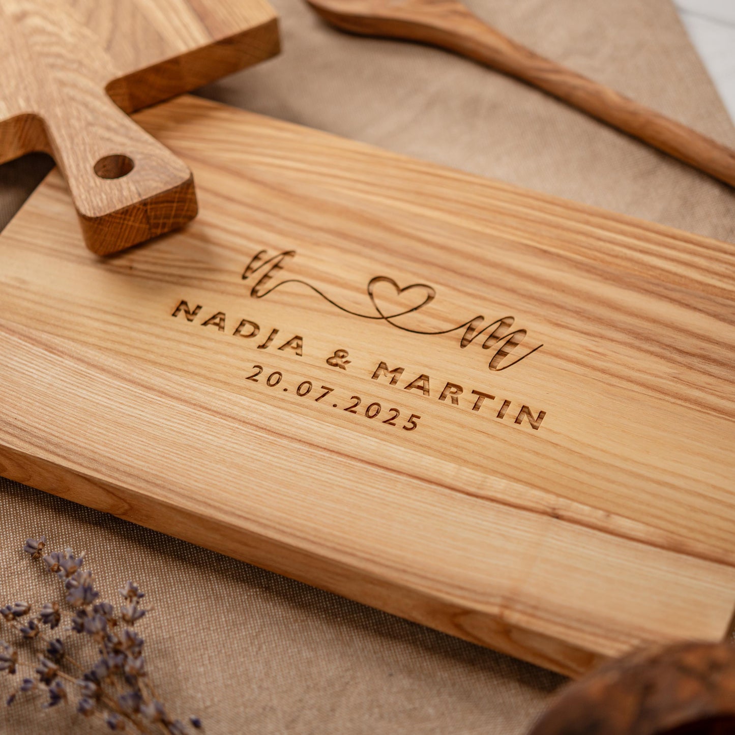 Personalisiertes Schneidebrett mit Herz & Namen, Holzbrett personalisiert zur Hochzeit, Hochzeitsgeschenk Hölzerne Hochzeit, Polterabend