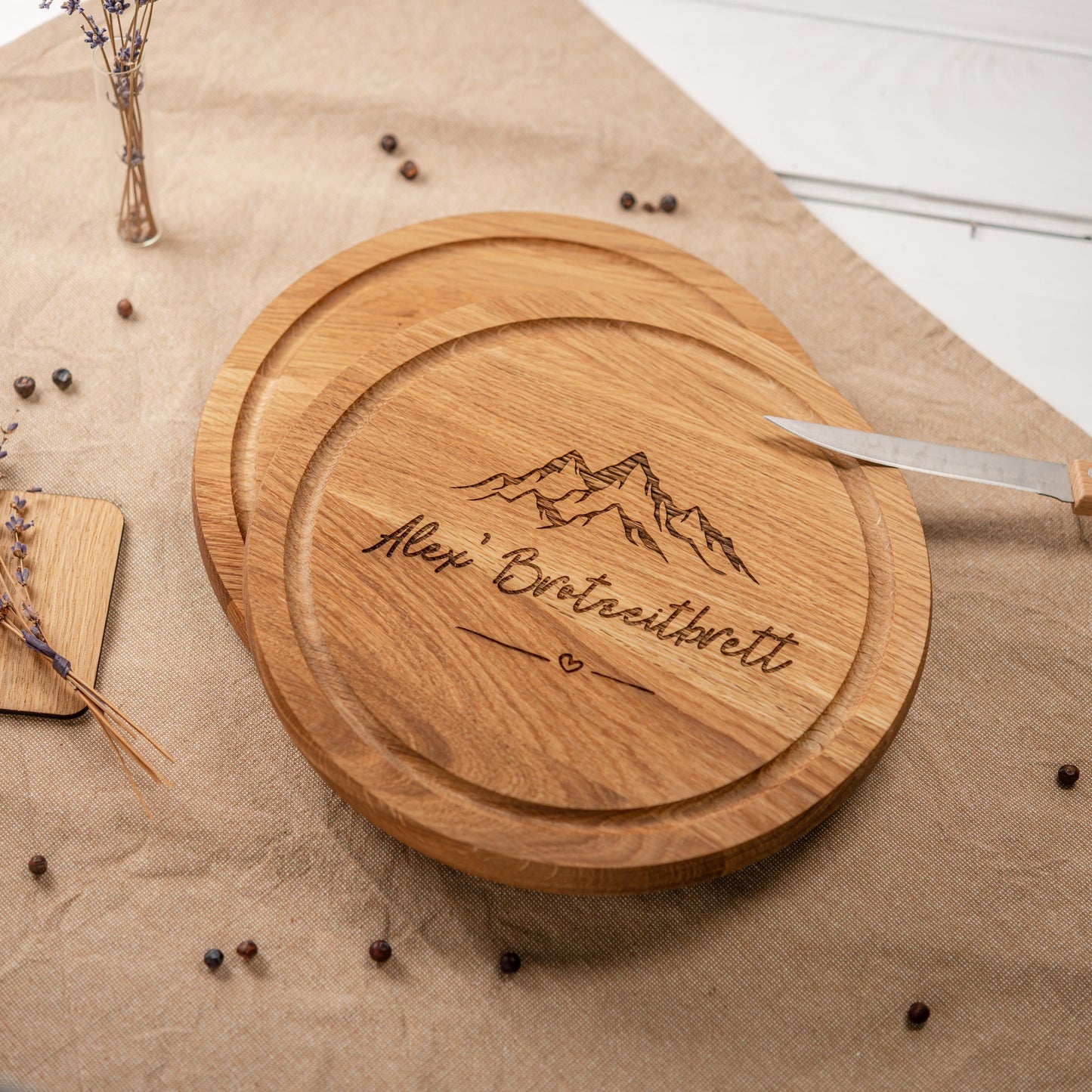 Personalisiertes Brotzeitbrett, rundes Brotzeitbrettchen, Frühstücksbrettchen mit Gravur, Geschenkidee Papa, Opa, Mama, Oma, Wandern
