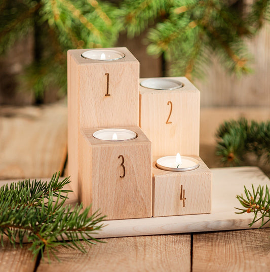 Schlichter Adventskranz aus Holz, 4er Set Kerzenhalter Nordic Style, Teelichthalter graviert, Kerzenständer Buchenholz, Weihnachtskerzen