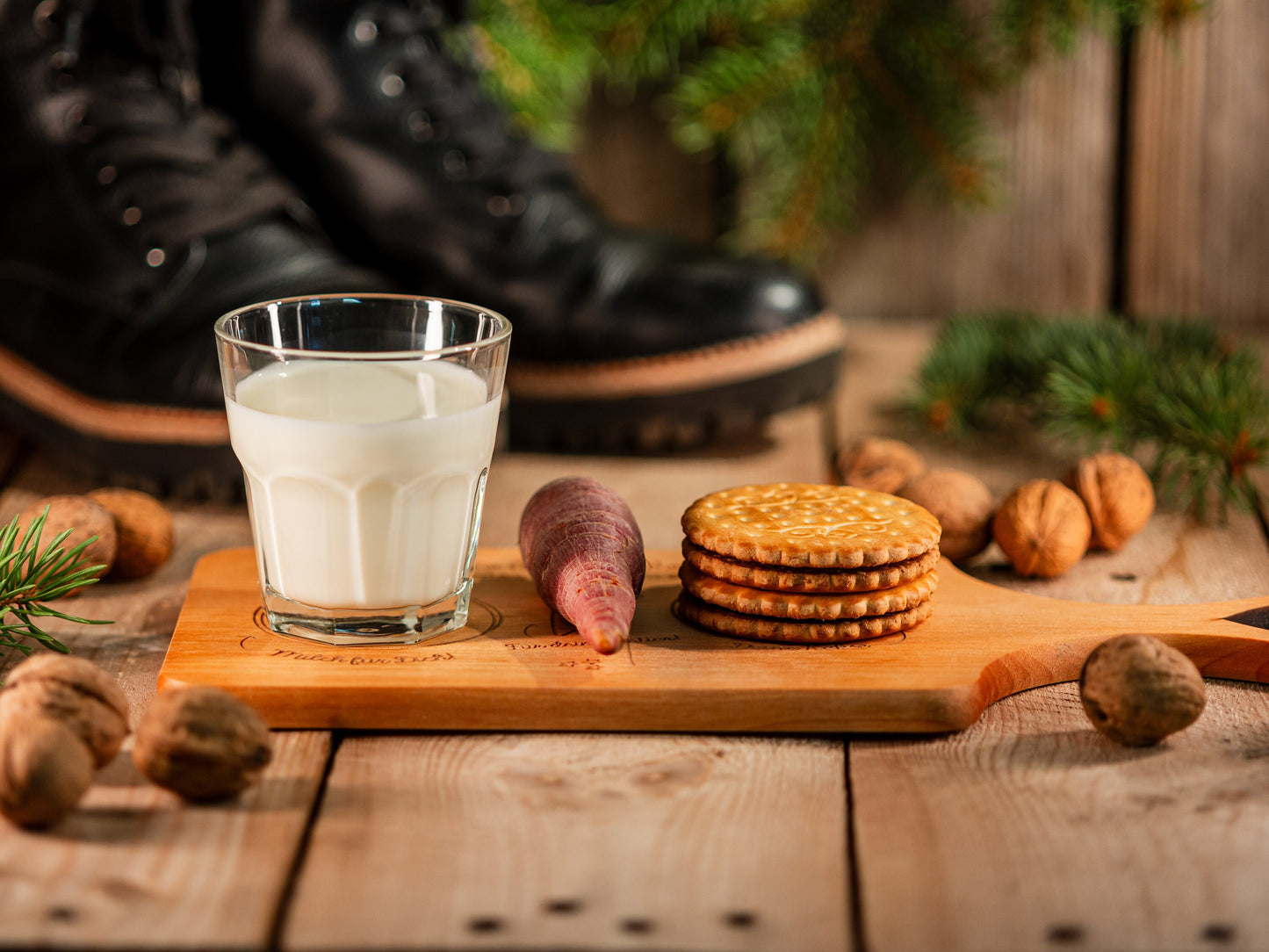 Brettchen für den Nikolaus, Nikolausteller personalisiert, Weihnachtsteller, Weihnachtsmann, Milch, Kekse, Rentiere, Bescherung