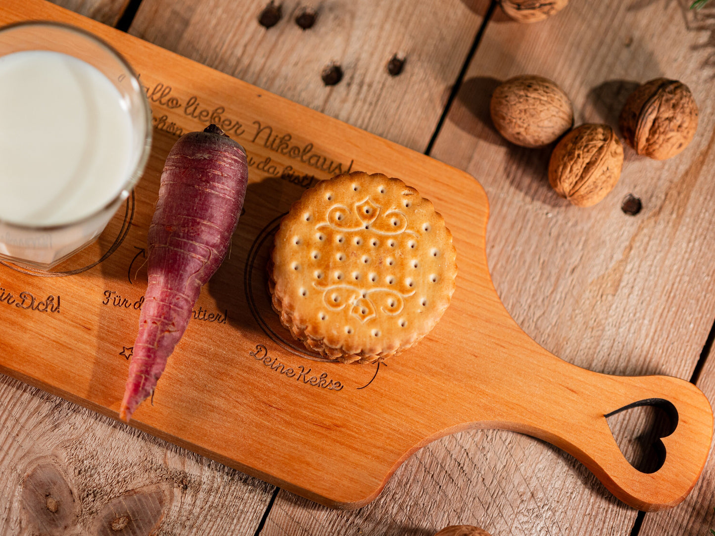 Brettchen für den Nikolaus, Nikolausteller personalisiert, Weihnachtsteller, Weihnachtsmann, Milch, Kekse, Rentiere, Bescherung