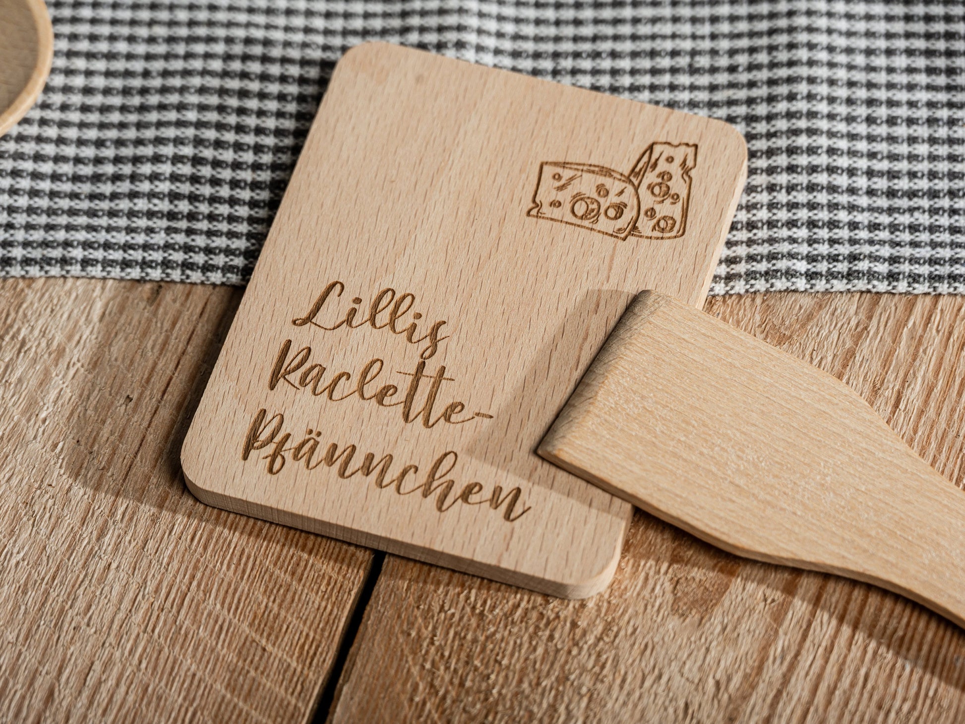 Set Raclette Brettchen + Schaber, personalisiert, Wunschnamen, Raclette-Untersetzer aus Holz, Namensgravur, Raclette, Racletteuntersetzer