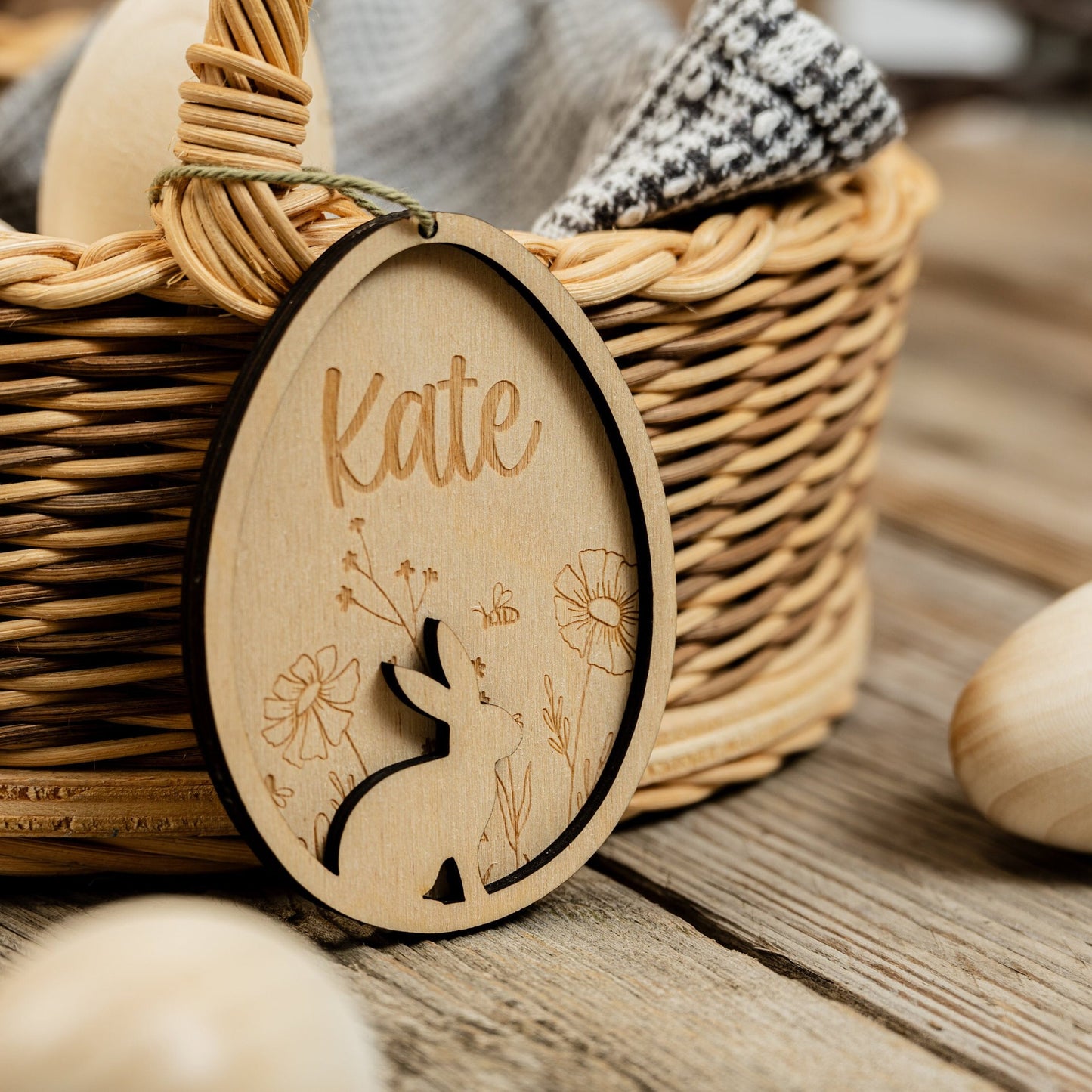 Osterdeko personalisiert aus Holz, Anhänger Ostern mit Name, Osteranhänger, Osterkorb, Osternest, Osterkörbchen, Schmuck Osterstrauß, 9x7 cm