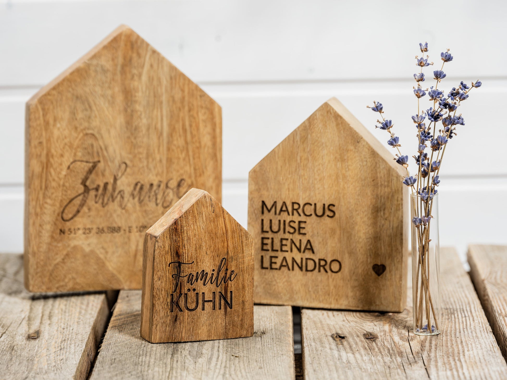 Holzhäuser Koordinaten, Dekohäuser Holz mit Namen, Geschenk zum Richtfest, Einzug, Einzugsgeschenk, personalisiertes Einweihungsgeschenk