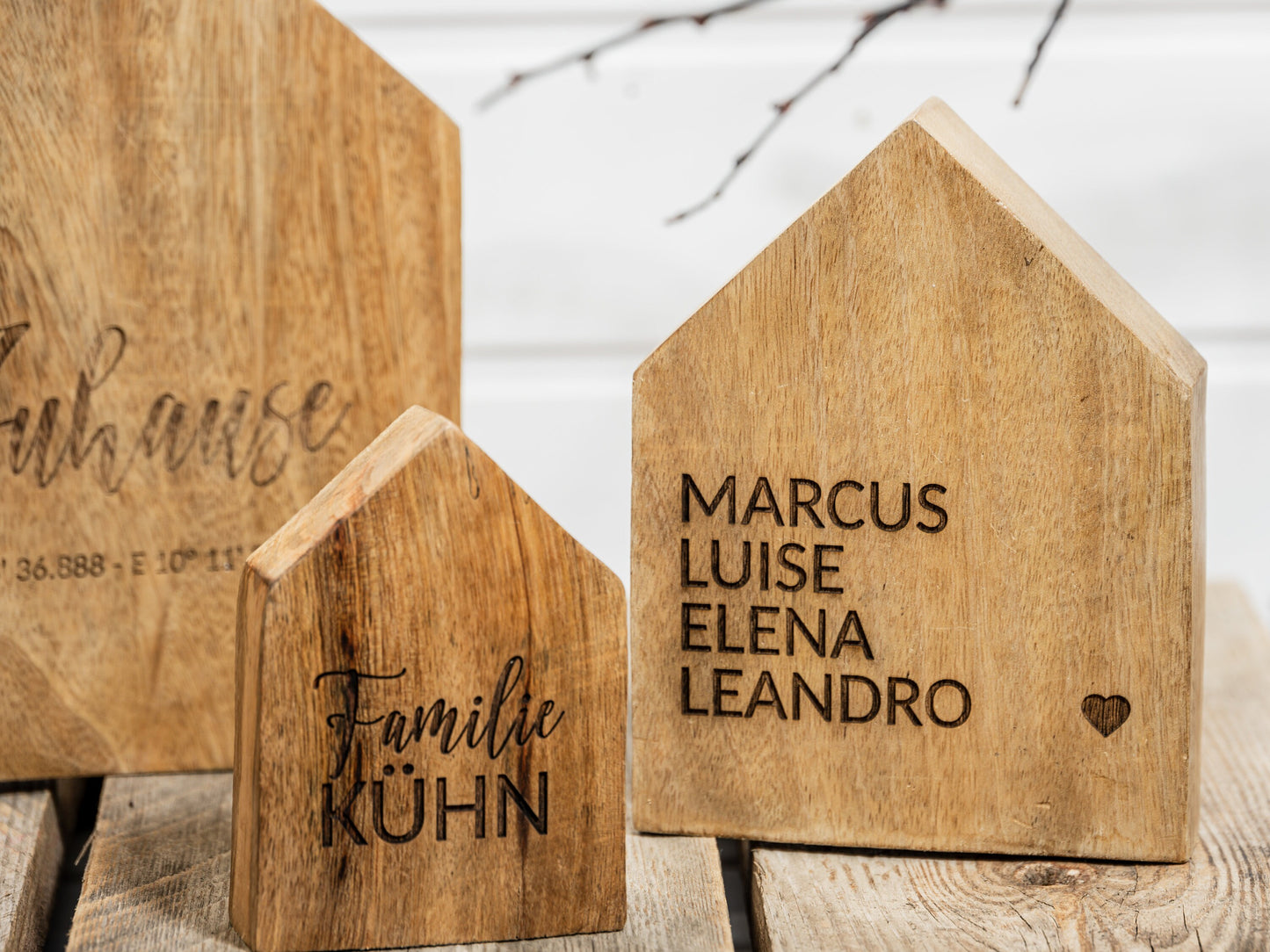 Holzhäuser Koordinaten, Dekohäuser Holz mit Namen, Geschenk zum Richtfest, Einzug, Einzugsgeschenk, personalisiertes Einweihungsgeschenk