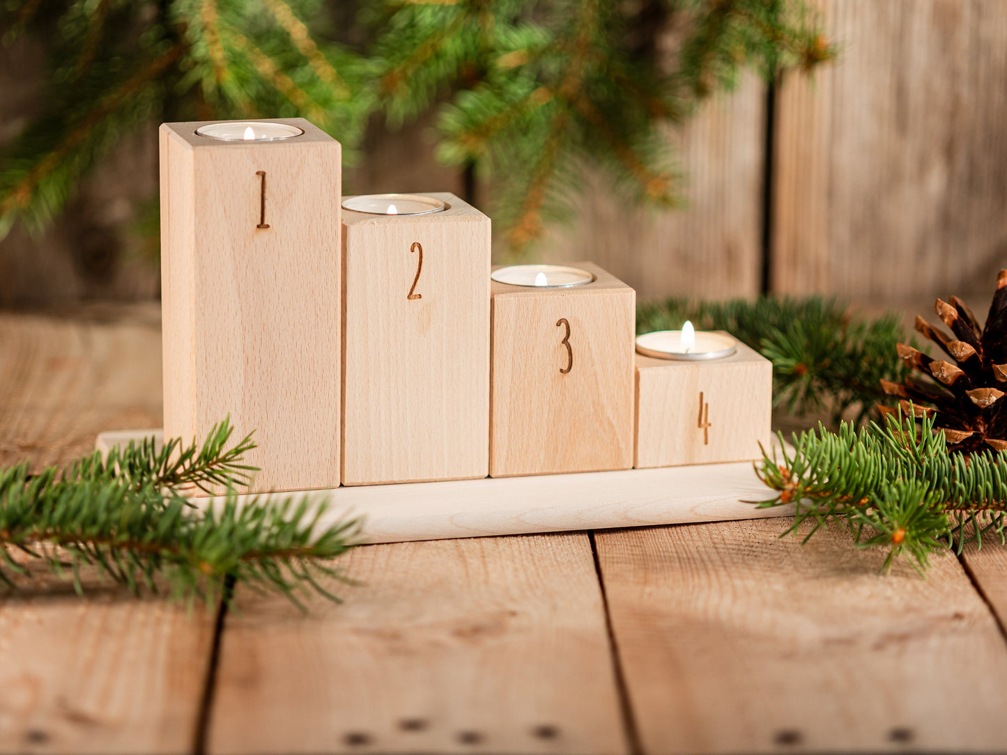 Schlichter Adventskranz aus Holz, 4er Set Kerzenhalter Nordic Style, Teelichthalter graviert, Kerzenständer Buchenholz, Weihnachtskerzen