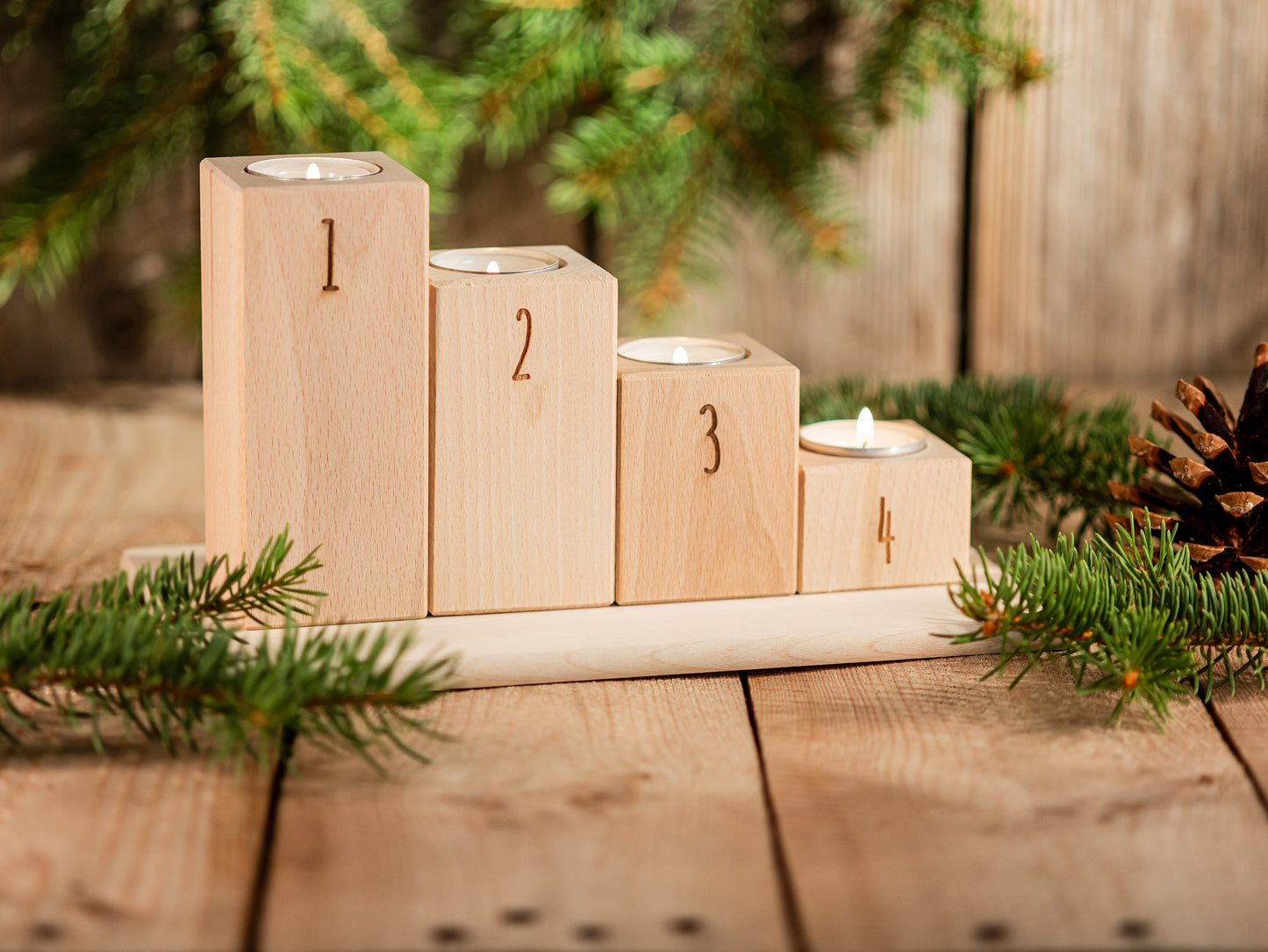 Schlichter Adventskranz aus Holz, 4er Set Kerzenhalter Nordic Style, Teelichthalter graviert, Kerzenständer Buchenholz, Weihnachtskerzen