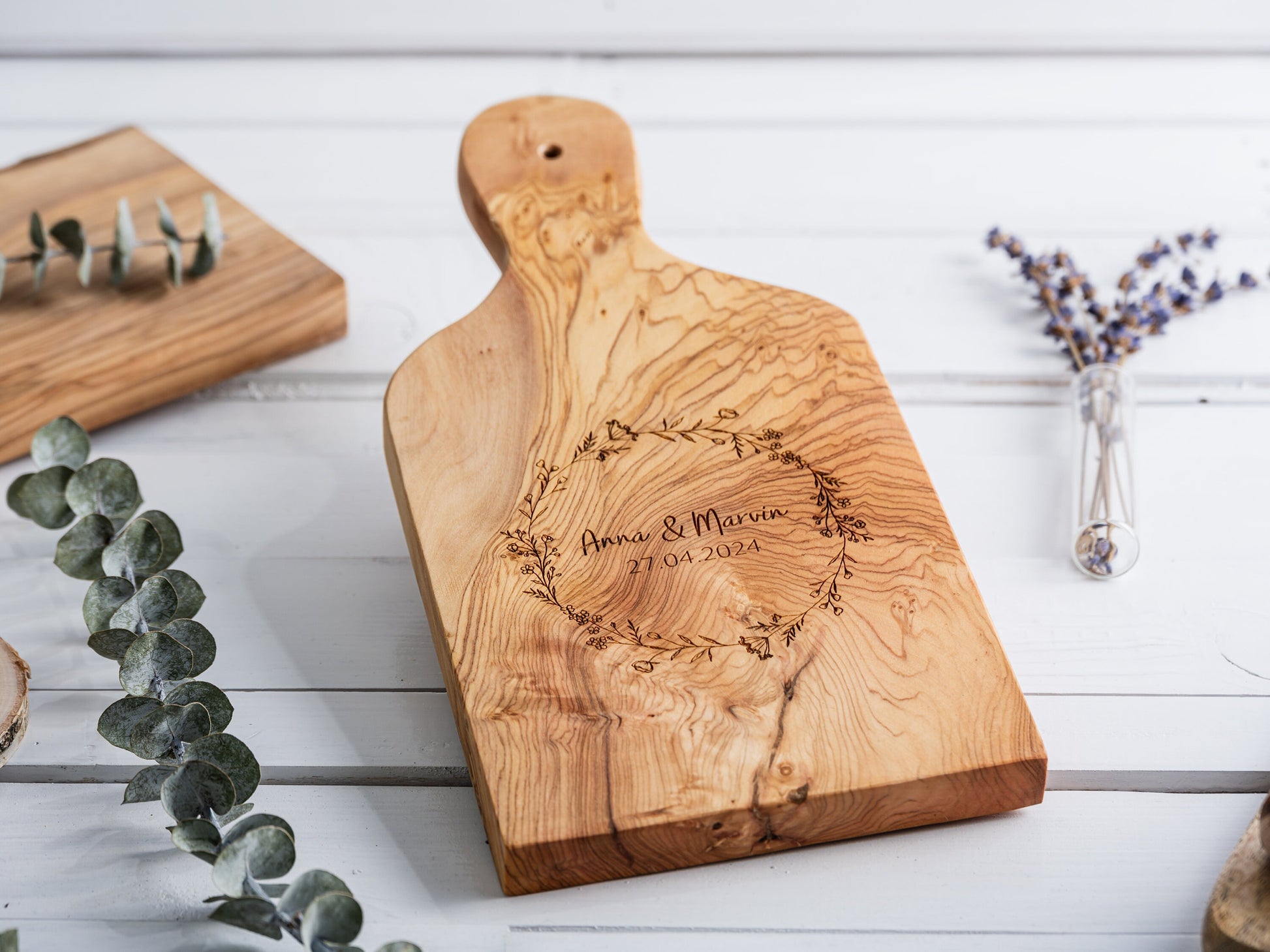 Holzbrett Hochzeit, Geschenk Hochzeit, Brett mit Namen und Hochzeitsdatum, floral, Blumenkranz, Hochzeitsgeschenk, personalisiert