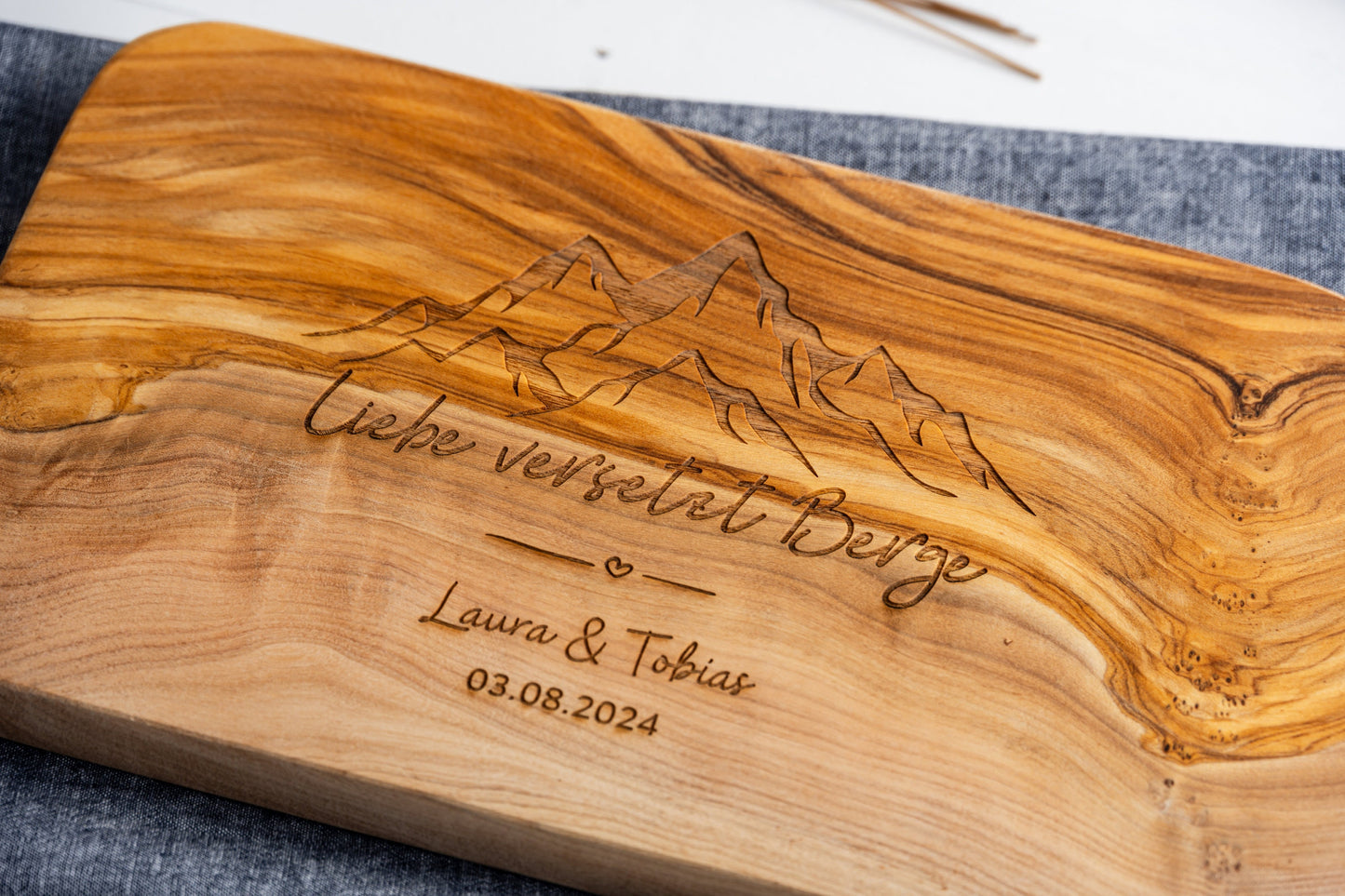 Geschenk Hochzeit, Berge Geschenk, personalisiertes Schneidebrett, Olivenholz, graviert, Geburtstagsgeschenk, Hochzeitsgeschenk