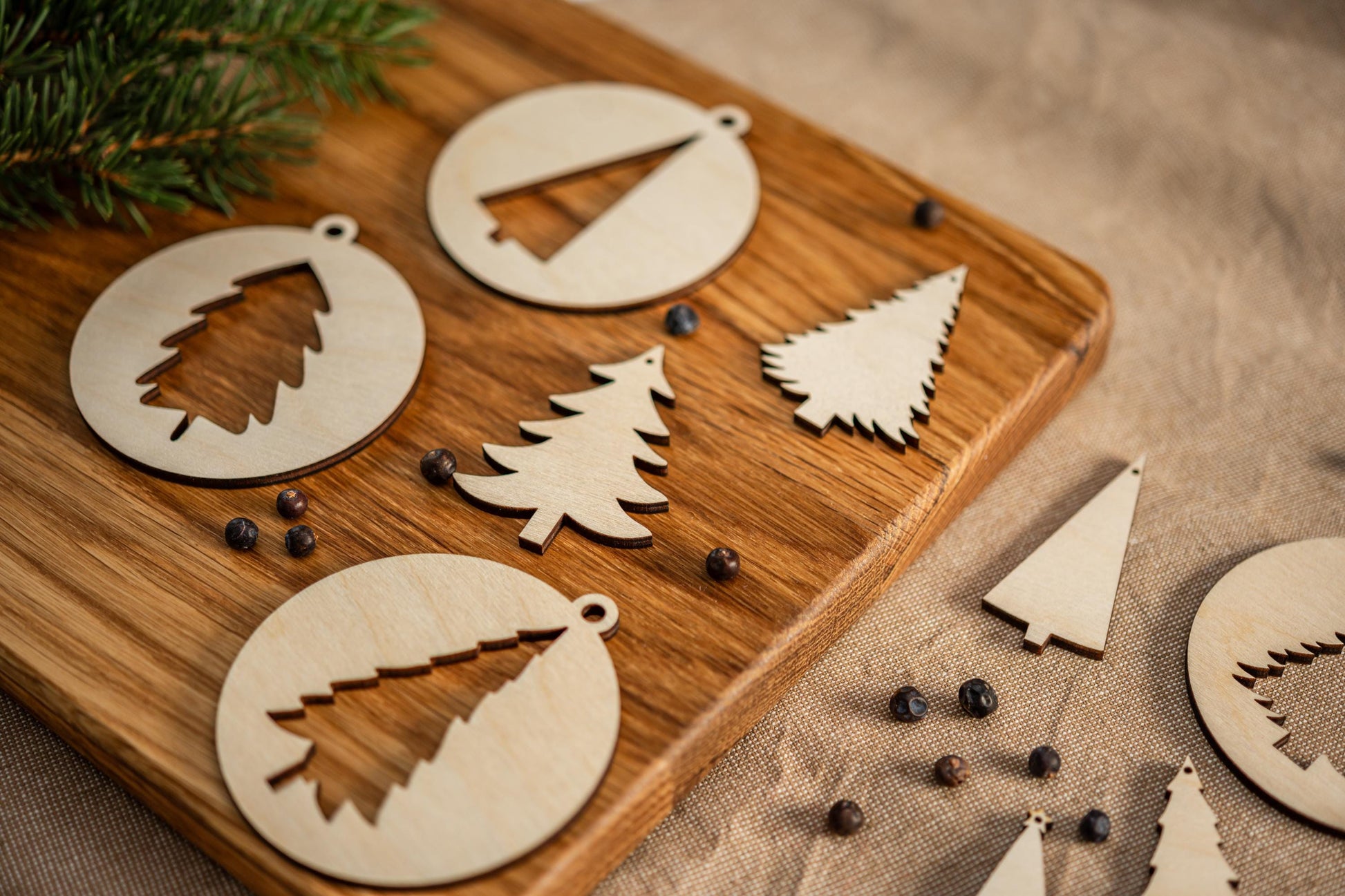 Weihnachtsbaum Anhänger Holz, Christbaumschmuck, Weihnachtsdekoration, Tannenbaumschmuck, Holz Deko, Geschenkanhänger, Weihnachtskugeln