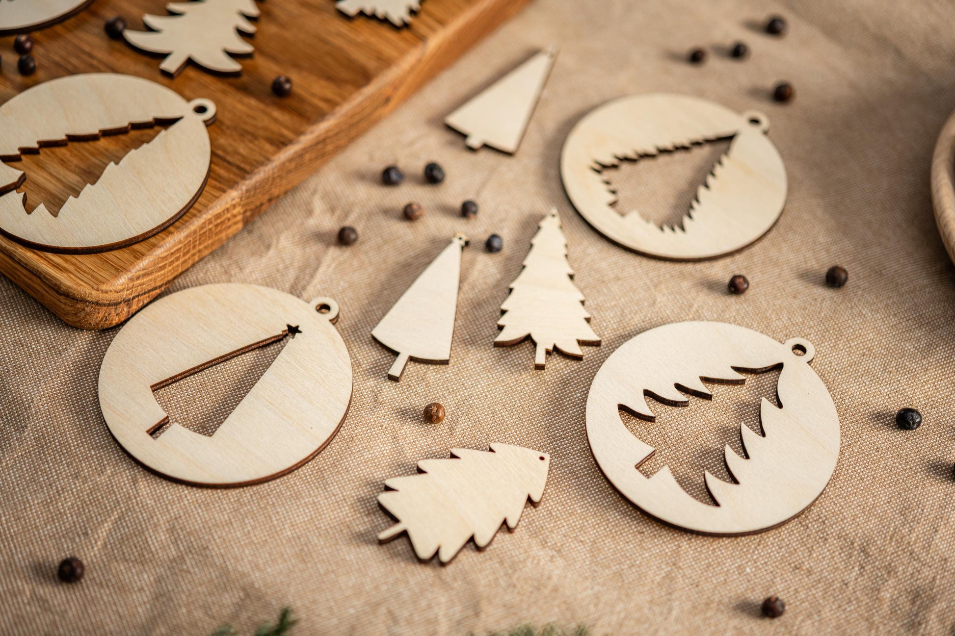 Weihnachtsbaum Anhänger Holz, Christbaumschmuck, Weihnachtsdekoration, Tannenbaumschmuck, Holz Deko, Geschenkanhänger, Weihnachtskugeln