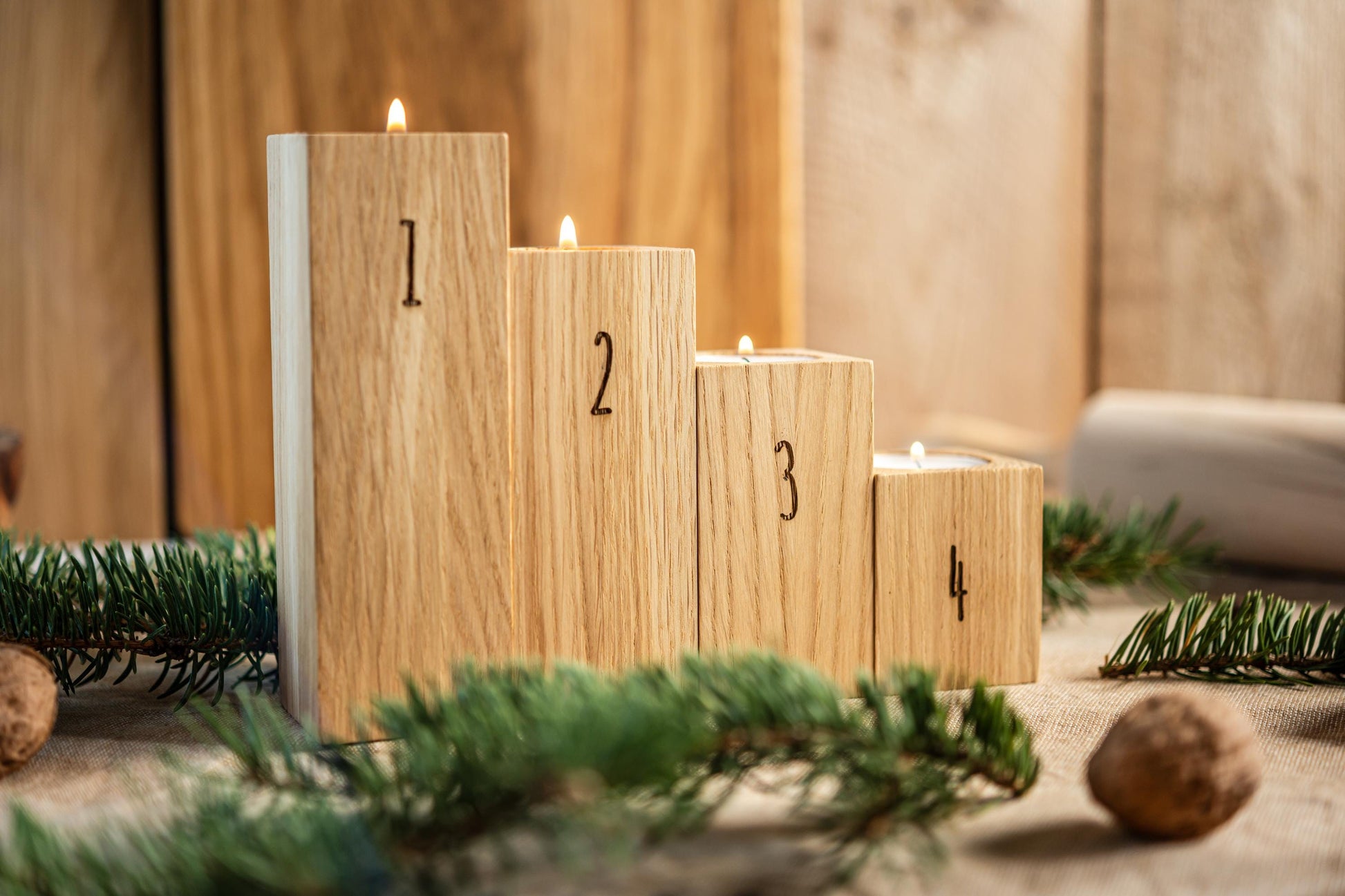 Adventskranz aus Eichenholz, 4 Kerzenhalter, Adventsgesteck, Teelichthalter graviert, Kerzenständer Eichenholz, Adventskerzen Zahlen, modern