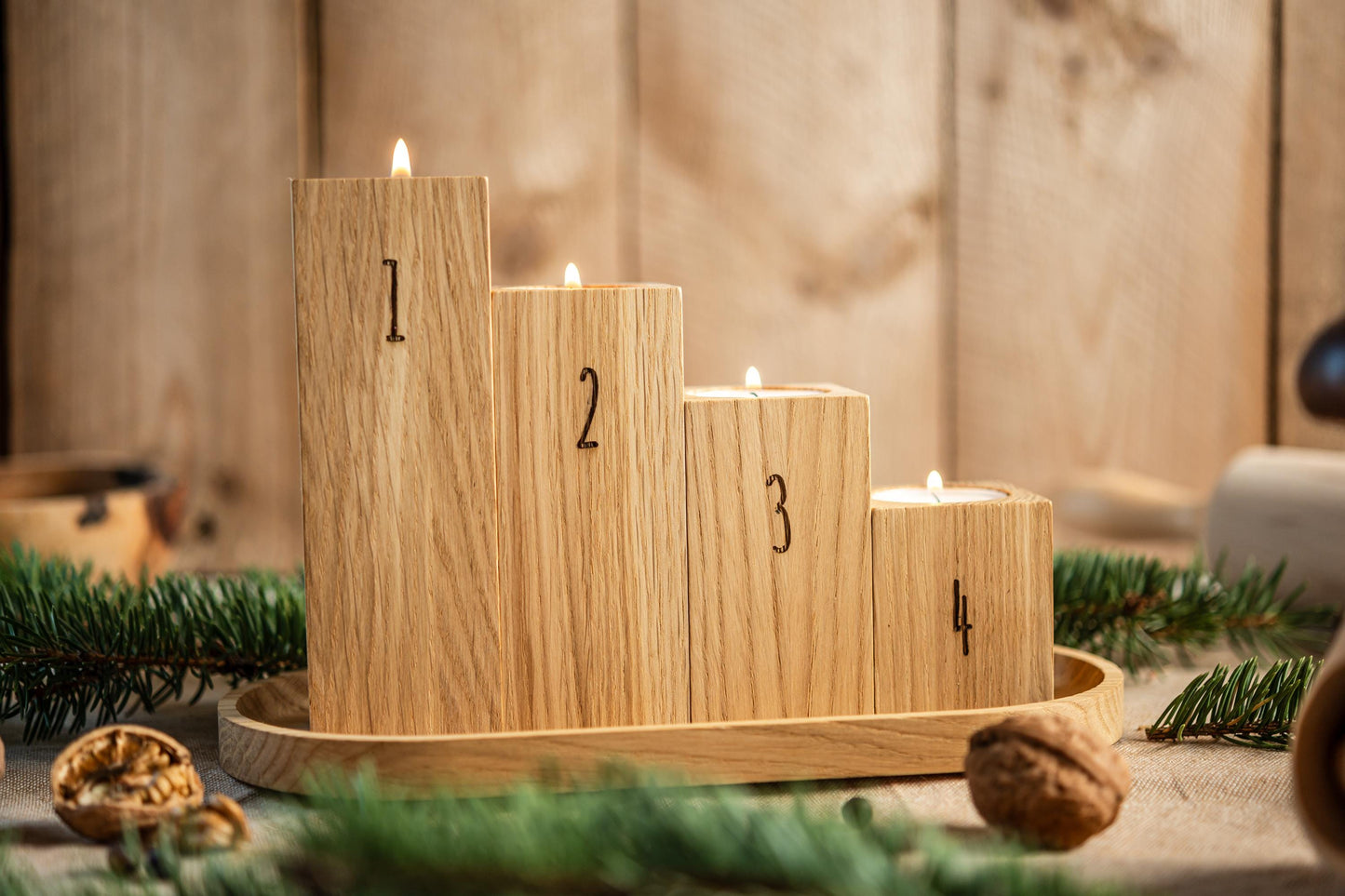 Adventskranz aus Eichenholz, 4 Kerzenhalter, Adventsgesteck, Teelichthalter graviert, Kerzenständer Eichenholz, Adventskerzen Zahlen, modern