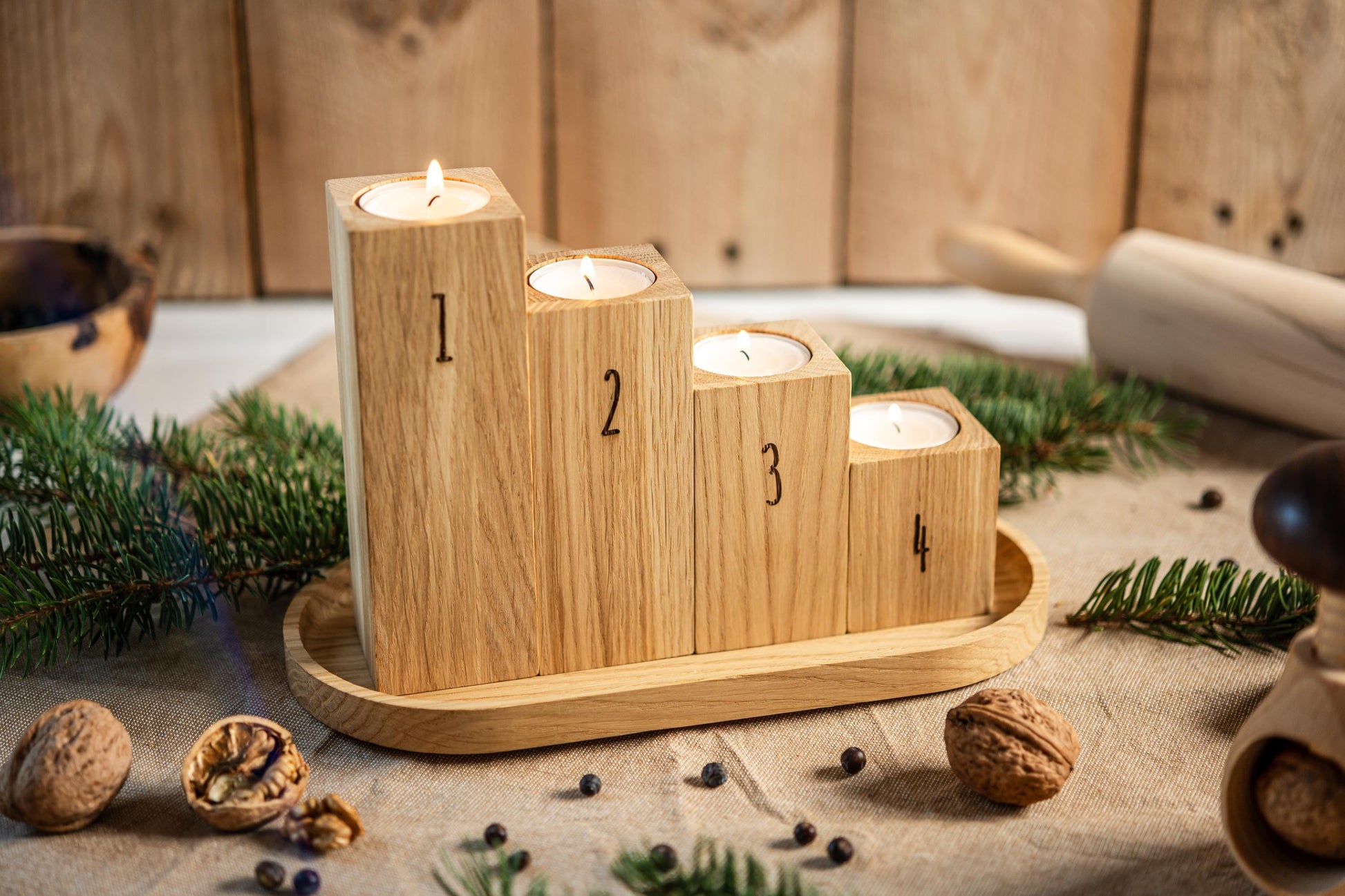 Adventskranz aus Eichenholz, 4 Kerzenhalter, Adventsgesteck, Teelichthalter graviert, Kerzenständer Eichenholz, Adventskerzen Zahlen, modern