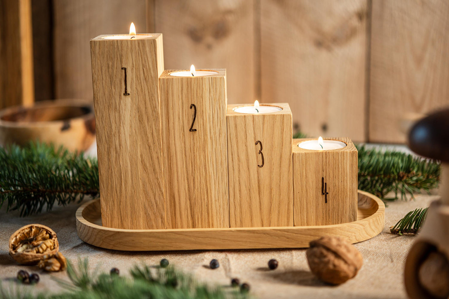 Adventskranz aus Eichenholz, 4 Kerzenhalter, Adventsgesteck, Teelichthalter graviert, Kerzenständer Eichenholz, Adventskerzen Zahlen, modern