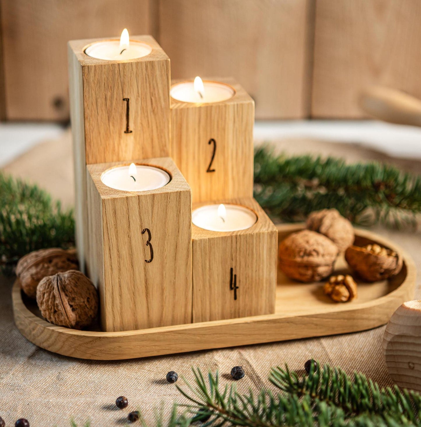 Adventskranz aus Eichenholz, 4 Kerzenhalter, Adventsgesteck, Teelichthalter graviert, Kerzenständer Eichenholz, Adventskerzen Zahlen, modern