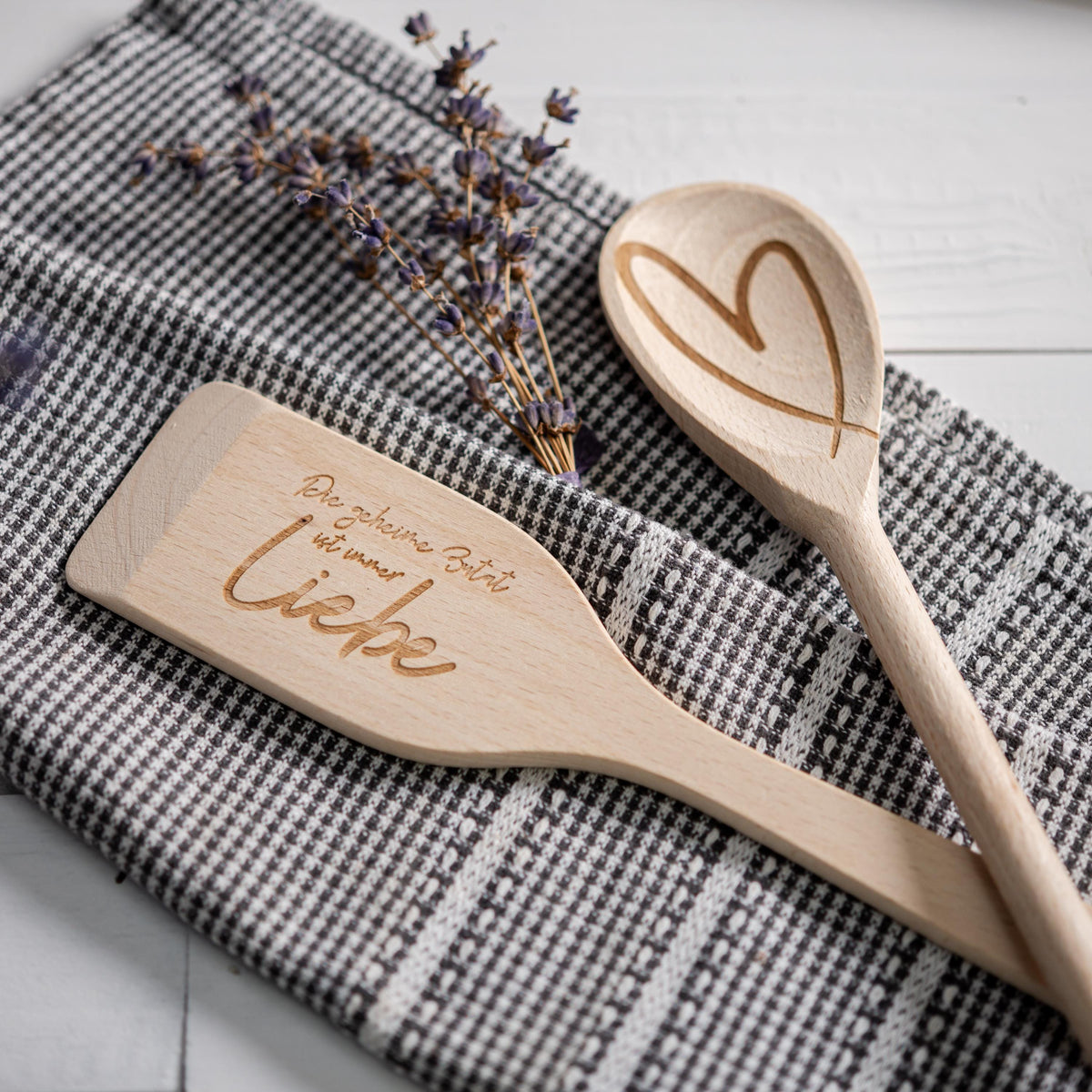 Set Kochlöffel + Pfannenwender, Die geheime Zutat ist immer Liebe, Hoc – Holz&Herzig