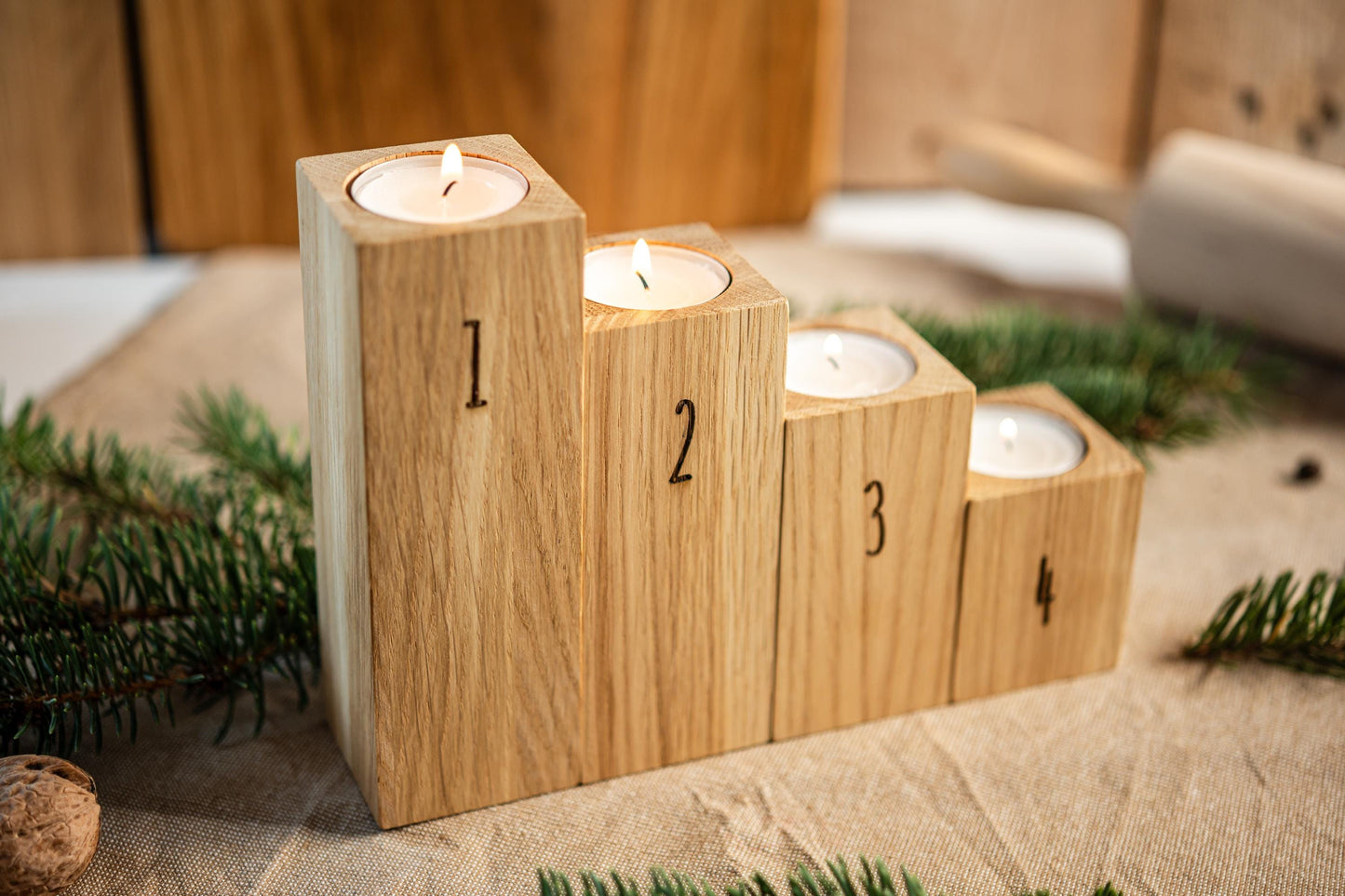 Adventskranz aus Eichenholz, 4 Kerzenhalter, Adventsgesteck, Teelichthalter graviert, Kerzenständer Eichenholz, Adventskerzen Zahlen, modern