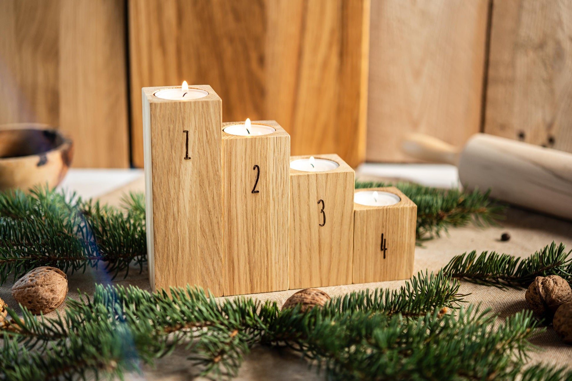 Adventskranz aus Eichenholz, 4 Kerzenhalter, Adventsgesteck, Teelichthalter graviert, Kerzenständer Eichenholz, Adventskerzen Zahlen, modern