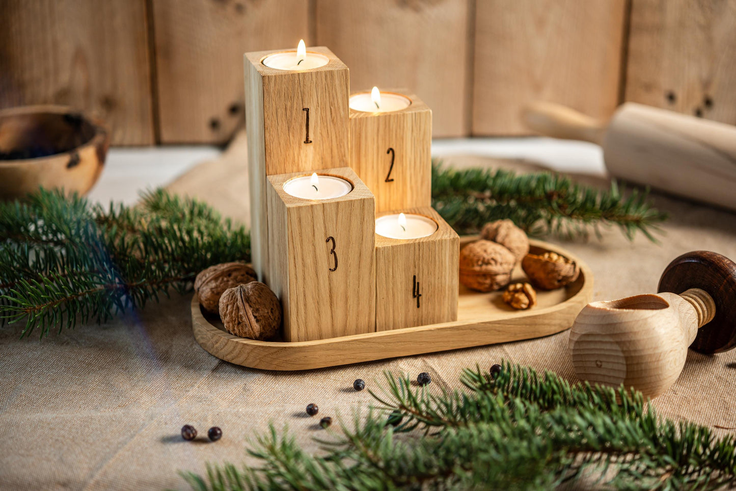 Adventskranz aus Eichenholz, 4 Kerzenhalter, Adventsgesteck, Teelichthalter graviert, Kerzenständer Eichenholz, Adventskerzen Zahlen, modern