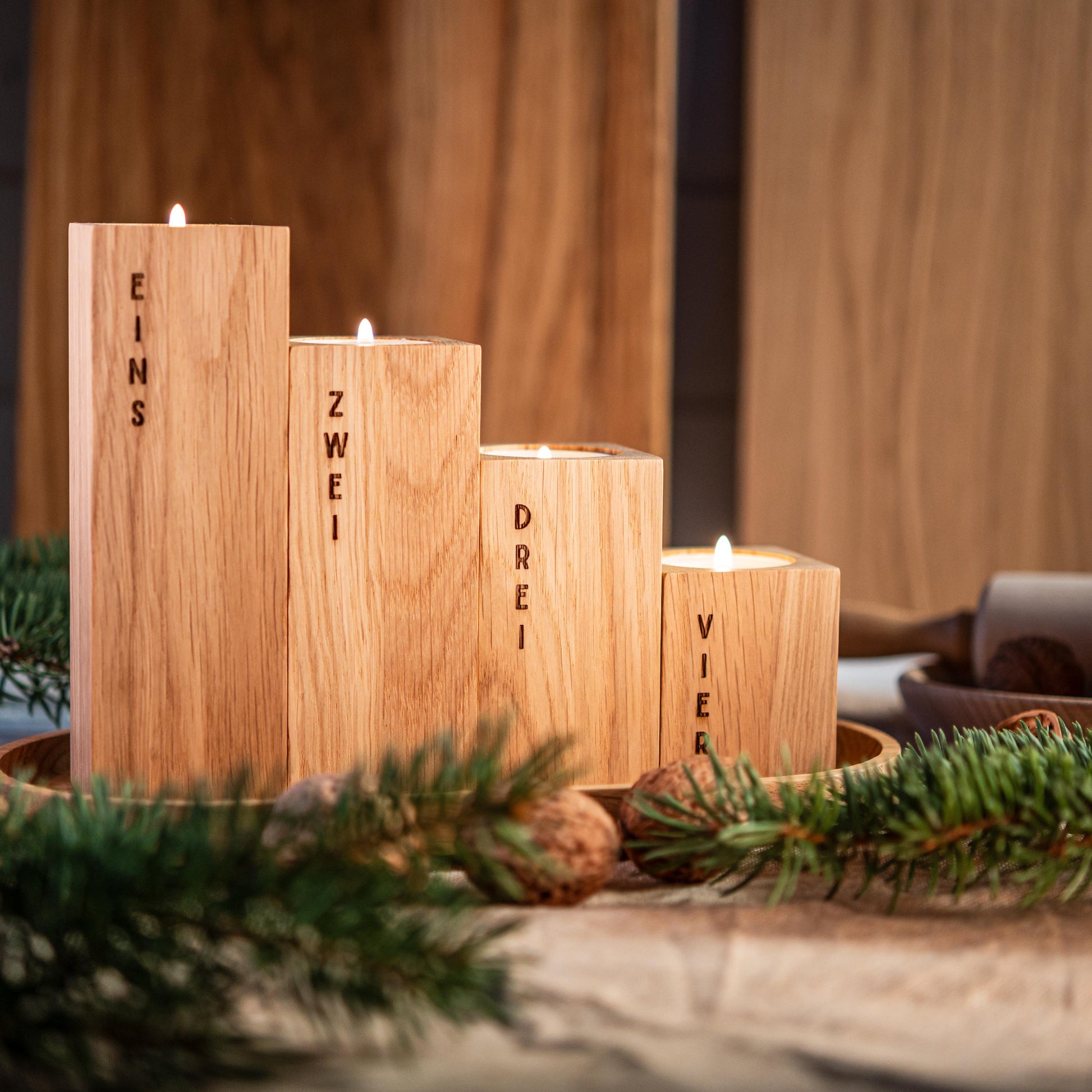 Adventskranz aus Holz, 4 Kerzenhalter, Adventsgesteck, Teelichthalter graviert, Kerzenständer Eichenholz, Adventskerzen Worte, modern
