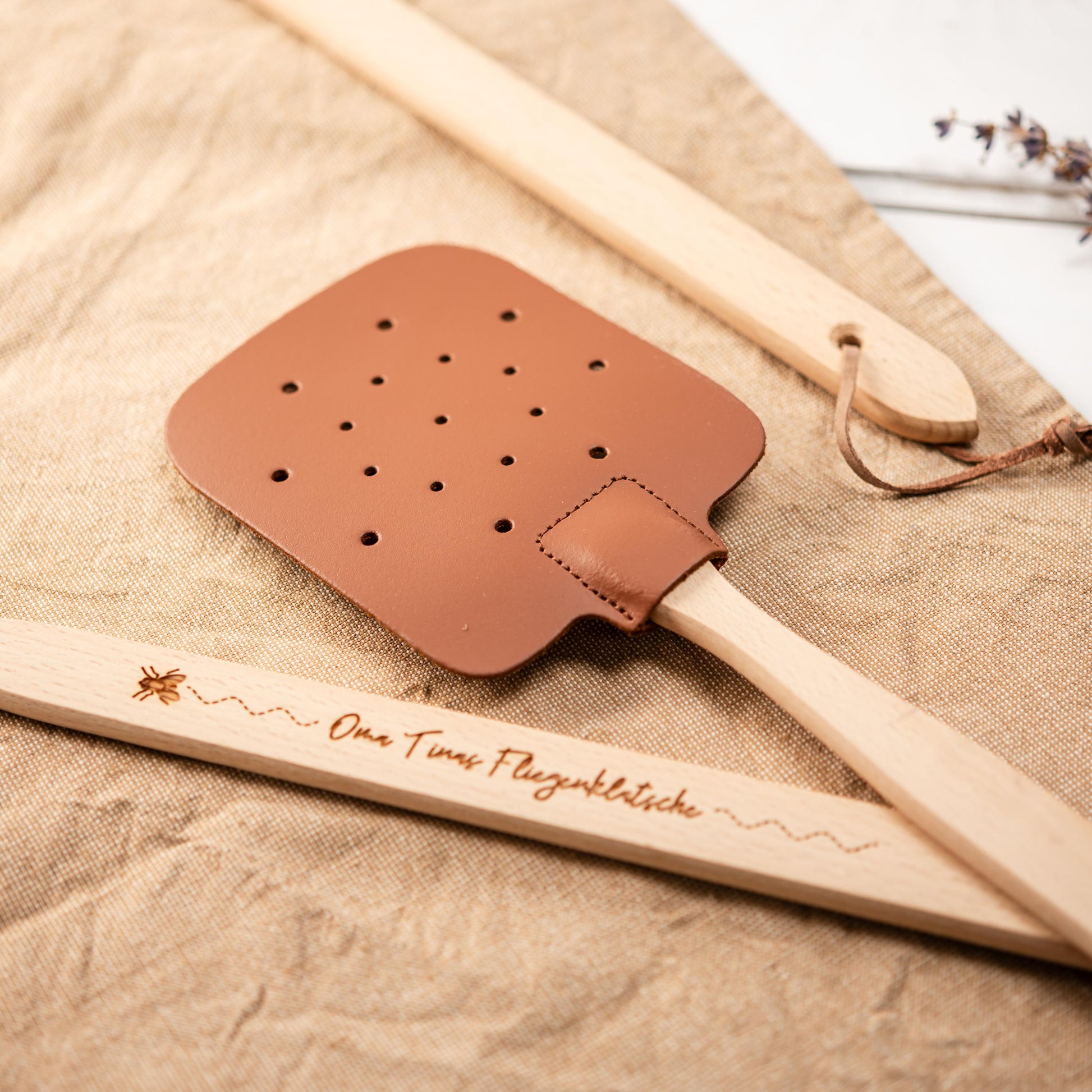 Fliegenklatsche personalisiert, Fliegenschutz, Klatsche gegen Fliegen, Fliegenklatsche mit Wunschtext, Geschenk, Rentner, Garten, Camper