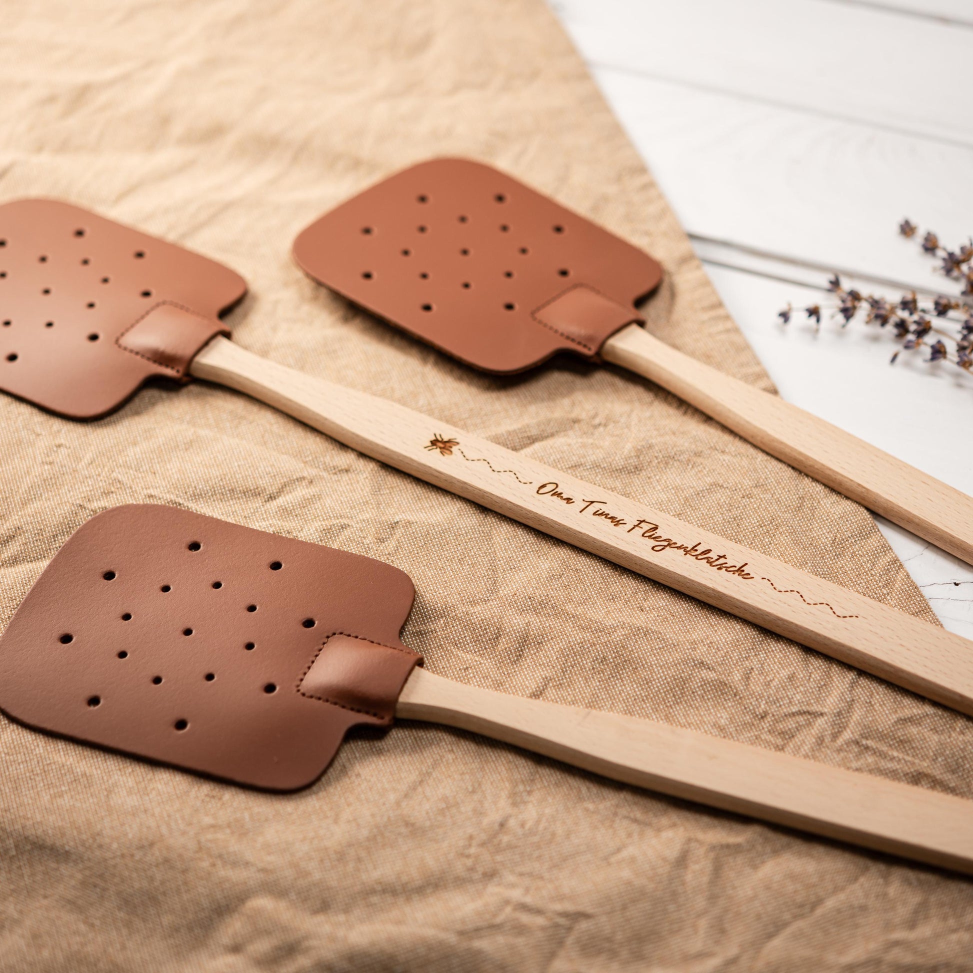 Fliegenklatsche personalisiert, Fliegenschutz, Klatsche gegen Fliegen, Fliegenklatsche mit Wunschtext, Geschenk, Rentner, Garten, Camper
